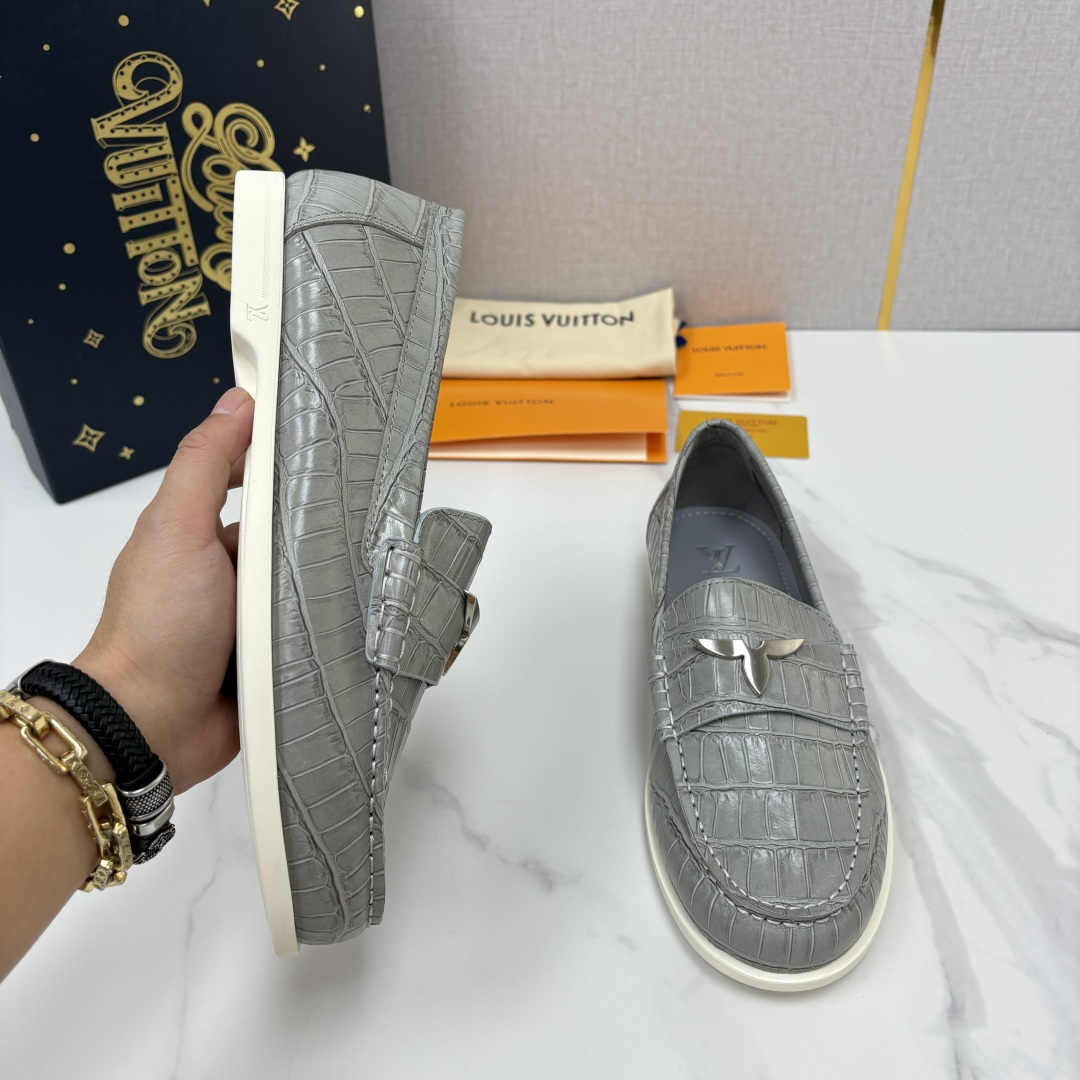 💋💍L 家新品 LOU*S VUITTO* 新品男士休闲乐福鞋 甄选进口开边珠牛皮压鳄鱼纹牛皮制成 。 鞋身 💋💍L 家新品 LOU*S VUITTO* 新品男士休闲乐福鞋 甄选进口开边珠牛皮压鳄鱼纹牛皮制成 。 鞋身