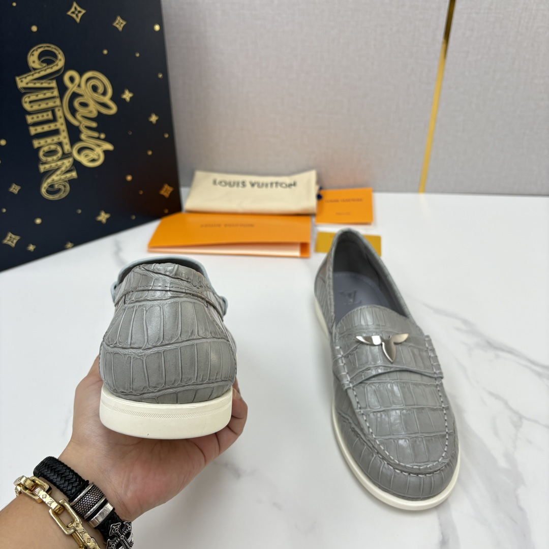 💋💍L 家新品 LOU*S VUITTO* 新品男士休闲乐福鞋 甄选进口开边珠牛皮压鳄鱼纹牛皮制成 。 鞋身 💋💍L 家新品 LOU*S VUITTO* 新品男士休闲乐福鞋 甄选进口开边珠牛皮压鳄鱼纹牛皮制成 。 鞋身