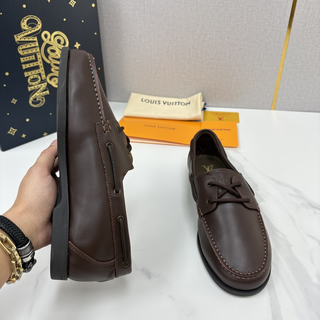 💋💍L 家新品 LOU*S VUITTO* 新品男士休闲双孔船鞋 面料采用进口反绒牛皮/蜡面牛皮打造 后跟烫压填 💋💍L 家新品 LOU*S VUITTO* 新品男士休闲双孔船鞋 面料采用进口反绒牛皮/蜡面牛皮打造 后跟烫压填