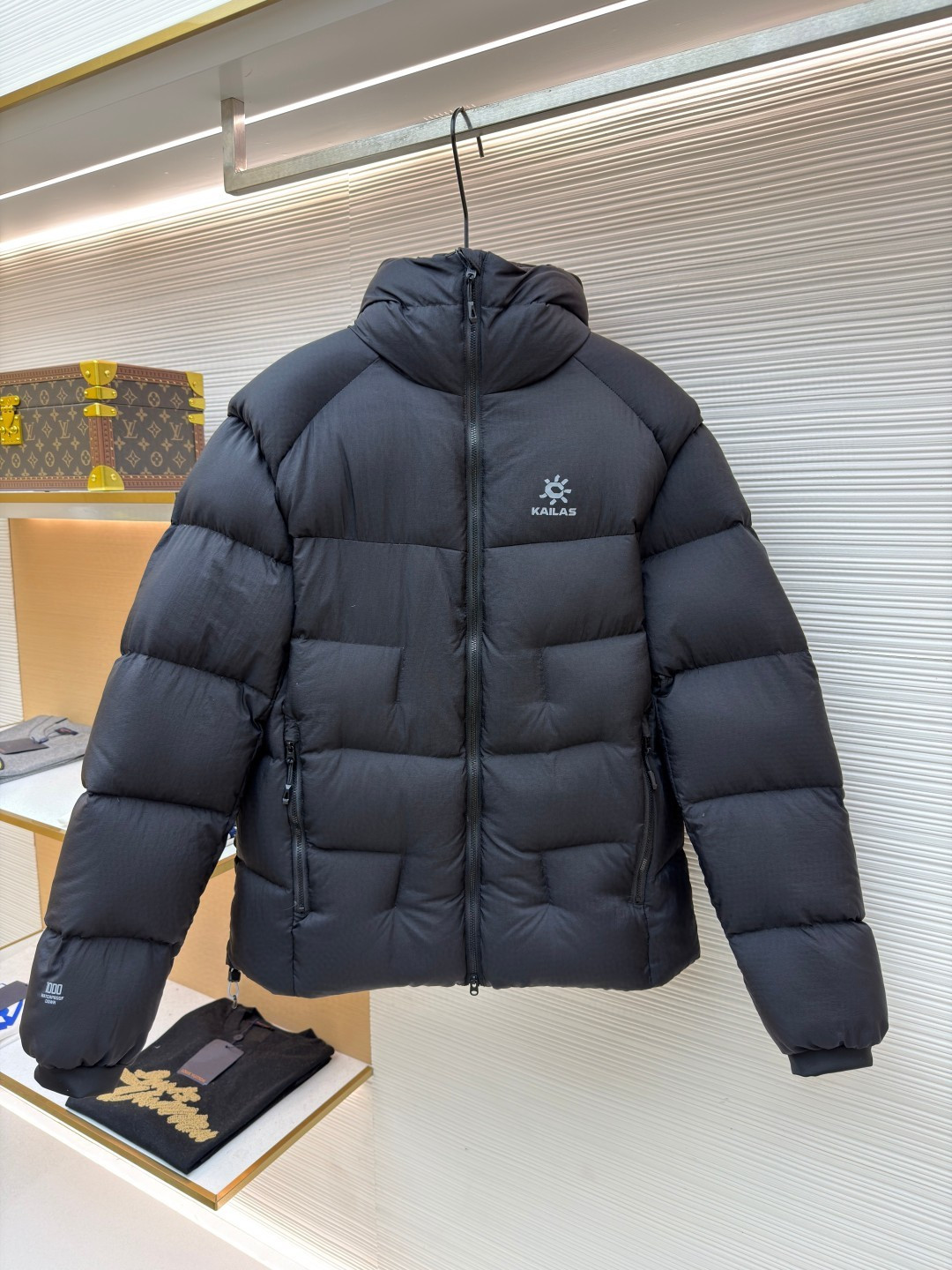 KAILAS ● 3859 ● 1681653-D25 ● ● ● ● ● 735 ● S-M-L-XL ● 100D Nylon Taffeta ≥200T DWR YKK7 logo 402 203 “V + ” 8-10/ 3-5mm EVA 5-6cm Piumino