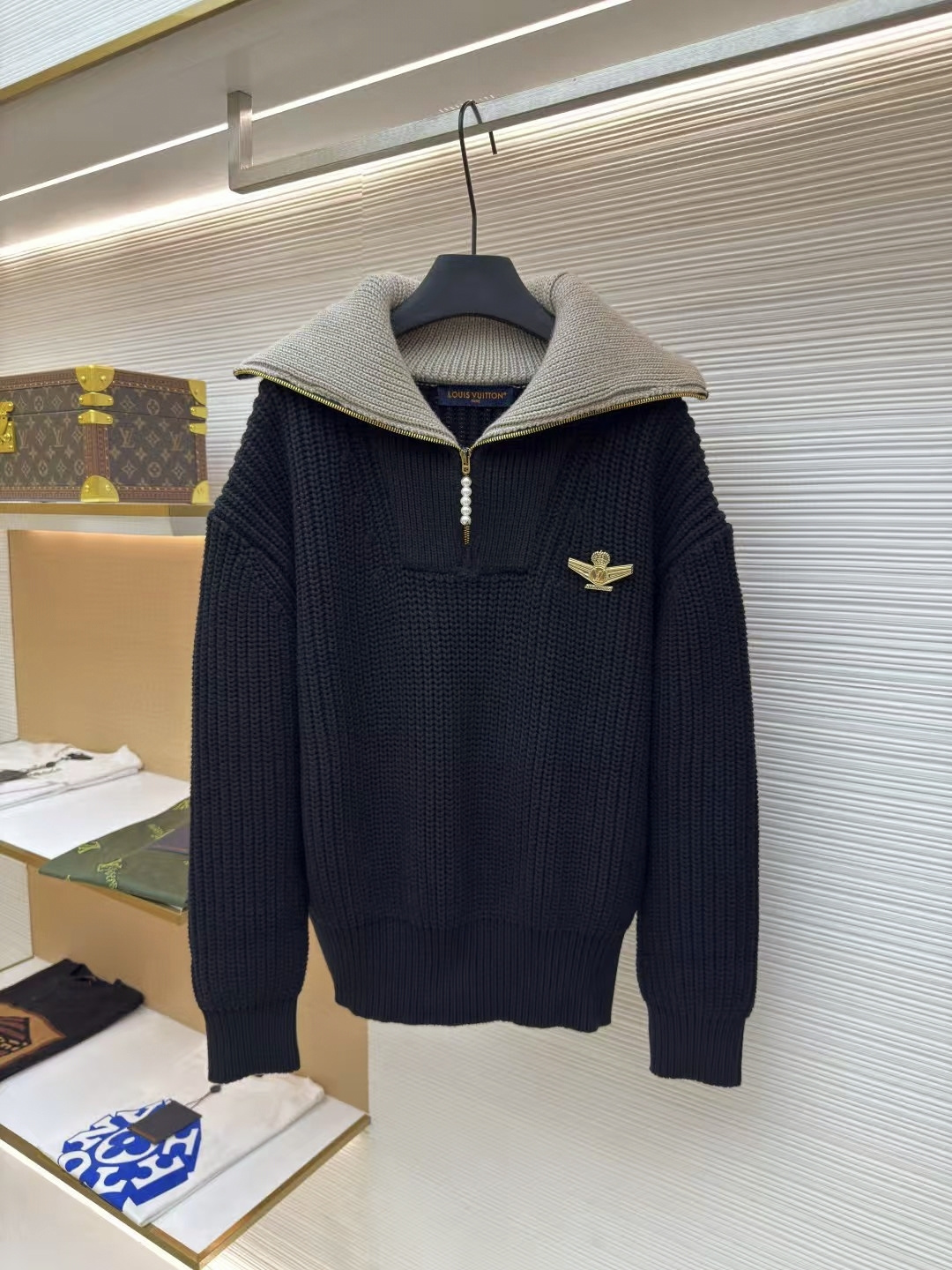NO:638487,LOUIS VUITTON Pearl Aviator Brooch Lapel Sweater ●Authentic 25100 purchased and developed ●Fabric wool blended fabric ●Craft knitting production ●Fit-fitting version ●Weight approximately 1720 grams ●Size S-M-L-XL  ●Description: The fabric is made of cotton-wool blended cotton thread, wool is 35%, cotton yarn is 65%. The ready-made garment has a soft feel, thick and heavy texture with slight elasticity. The chest logo is made of alloy electroplated gold, the zipper is made of natural mother-of-pearl, and the pull teeth are made of electroplated brass. The cuffs are mother-of-pearl and each button has the brand logo. All accessories are developed according to the original version, restoring every detail.  knot and the weight of every accessory material. This half-zip pullover continues the Dandy style of the 2025 spring and summer show, using a sheep wool blend to present a thick cable knit, and then rendering the body and collar with different colors. The LV Airways brooch is elegantly placed on the chest, and the zipper puller and cuffs shine with pearlescent light. The overall line is straight and delicate, the fabric is comfortable and soft, and the color is consistent without color difference.  It can be matched with the same style to create a fashionable look, and can be used in various occasions. Customized accessories, complete with three standards, same style for men and women!  .,Louis Vuitton-clothing,louis vuitton,louis vuitton,louis vuitton,sweaters,brooch,breastpin,gold plating,alexander wang19860909LOUIS VUITTON 珍珠飞行员胸针翻领毛衣 ●正品25100购入开发 ●面料羊毛混纺面料 ●工艺针织制作 ●版型合身版型 ●克重约1720克 ●尺码S-M-L-XL ●描述面料采用棉羊毛混纺棉线,羊毛为35,棉纱65.成衣手感柔软版型立厚重带微弹.胸前徽标采用合金电镀金色,拉链采用天然珍珠母,拉牙采用电镀黄铜色.袖口带有珍珠母每一个扣子都带有品牌标LOGO.所有辅料都按原版开发,还原每一处细节与每一个辅料重量.本款半拉链套头衫延续2025春夏秀场的丹迪风范,以绵羊毛混纺呈现粗绞花针织,再为衣身与衣领渲染迥异色调.LVAirways胸针优雅栖身胸前,拉链头和袖口闪烁莹润珠光整体走线平直细腻,面料舒适柔软,颜色一致无色差 能与同款搭配营造时尚造型,驾驭各种场合,定制辅料,三标齐全,男女同款！.,路易威登-服装,louis vuitton,louis vuitton,louis vuitton,sweaters,brooch，breastpin,gold plating,alexander wang,Women's clothing