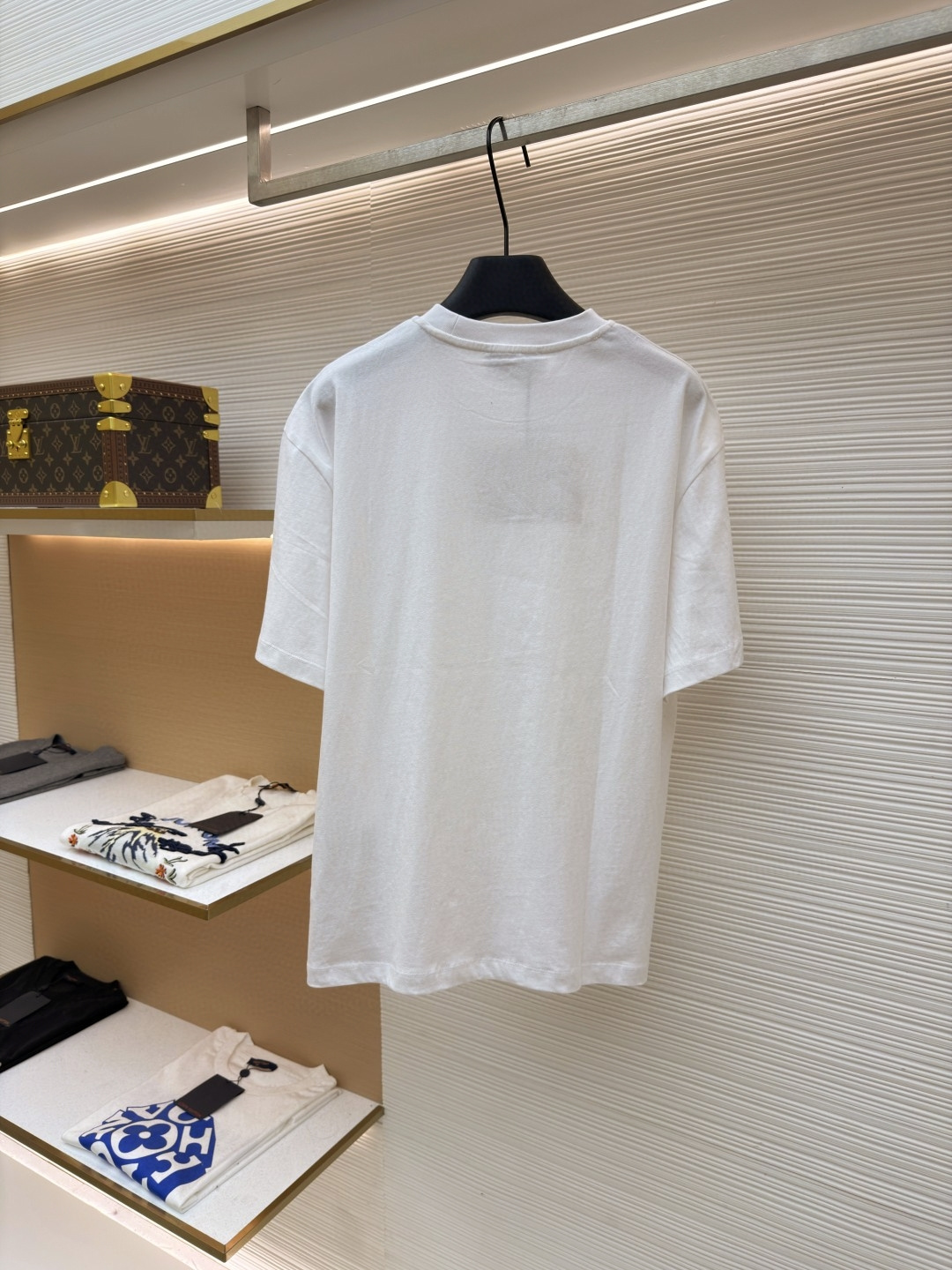 P125 MIU MIU经典字母logo图案短袖
●原版：5350购入开发
●货号：1682626-A00
●面料：精梳棉面料
●工艺：刺绣制作
●颜色：白色
●版型：合身版型
●克重：约220克
●尺码：S-M-L-XL
●描述：这款MIU MIU字母LOGO图案短袖以高支数精梳棉为面料基底，通过酵素洗水工艺处理，使布面触感更柔软顺滑，同时提升了面料的抗皱性与透气性，减少穿着紧绷感。胸前的品牌字母LOGO采用进口刺绣工艺，选用高光泽度的优质绣线，针脚细密均匀、图案立体饱满，兼具细腻质感与品牌辨识度，且经加固处理不易脱线。领口采用双针包边工艺，搭配同色系缝线，耐洗不易变形，贴合颈部曲线的同时保障了穿着舒适度。整体剪裁为宽松落肩版型，车线工整且线头处理干净，结合预缩水处理有效降低了洗涤后的缩水率，建议手洗以更好地保护刺绣细节与面料质感。整体走线平直细腻，面料舒适柔软，颜色一致无色差 能与同款搭配营造时尚造型，驾驭各种场合，定制辅料，三标齐全，男女同款！