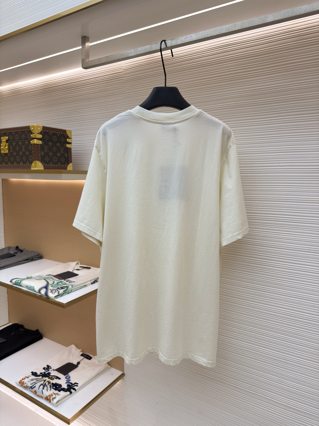 p220 Moncler 字母LOGO标识印花模糊感短袖T恤
●原版：4286购入开发
●面料：精梳棉面料
●工艺：印花制作
●颜色：白色
●版型：合身版型
●克重：约255克
●尺码：S-M-L-XL
●描述：这款蒙口短袖T恤采用高支精梳棉面料，经过酵素洗工艺处理，触感柔软亲肤且兼具透气性与抗皱性，衣身正面通过数码直喷工艺呈现品牌标志性的模糊感LOGO印花，色彩层次细腻且久洗不易褪色，袖口处嵌入品牌专属橡胶标识牌，兼具辨识度与质感。圆领部分采用同色系罗纹收边，经过预缩水处理，贴合颈部且久穿不易松弛，衣身采用平缝工艺拼接，走线细密均匀，耐洗耐穿不易脱线。整体版型为宽松剪裁，适配多种身形，每一处细节都兼顾了简约设计与穿着舒适度，是打造日常休闲造型的百搭单品。整体走线平直细腻，面料舒适柔软，颜色一致无色差 能与同款搭配营造时尚造型，驾驭各种场合，定制辅料，三标齐全，男女同款！