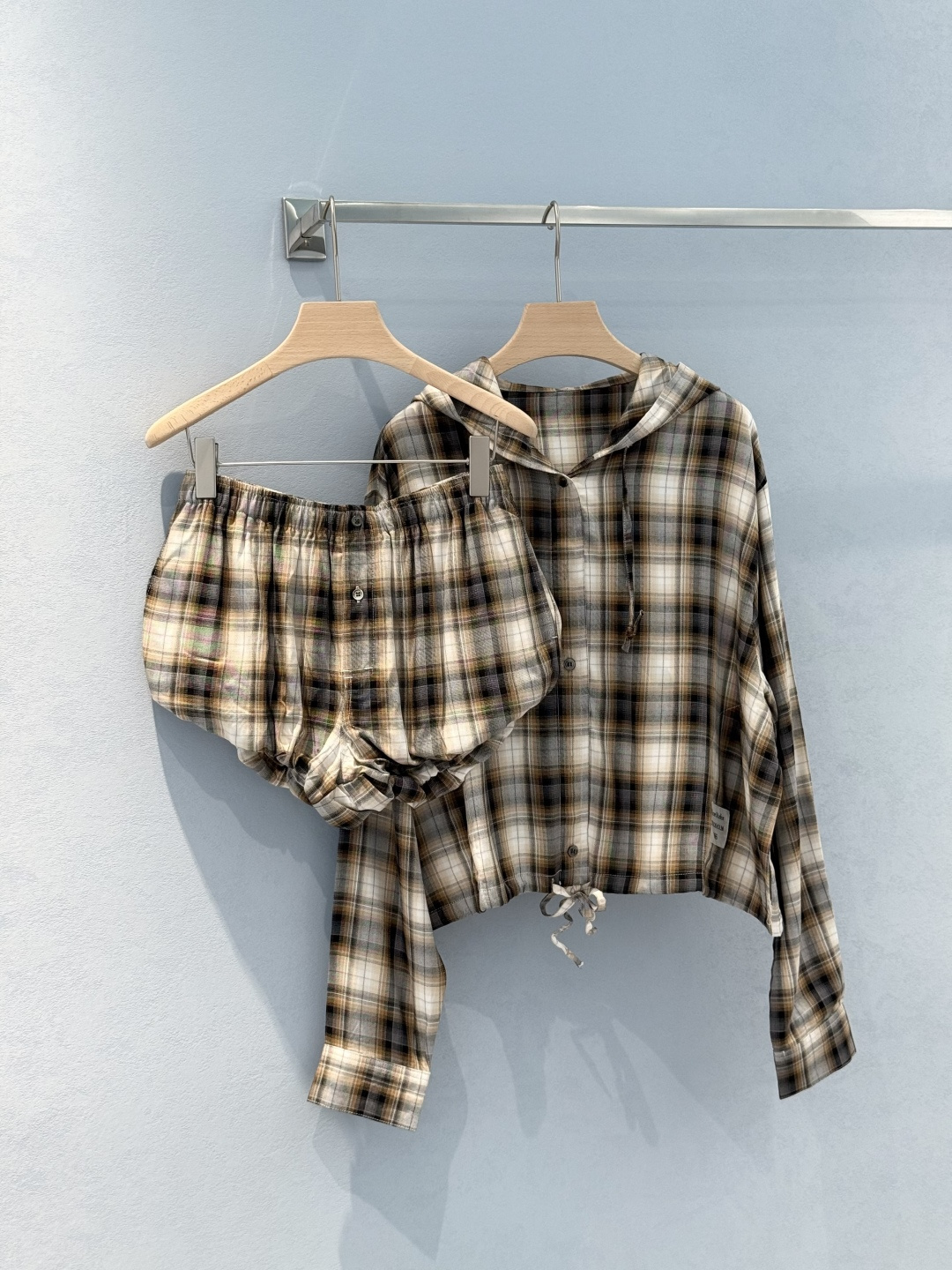 AcneStudio 1996 Emblem-Marked Female Suit: Cozy, Stylish, and Summer-Ready - 图片 3