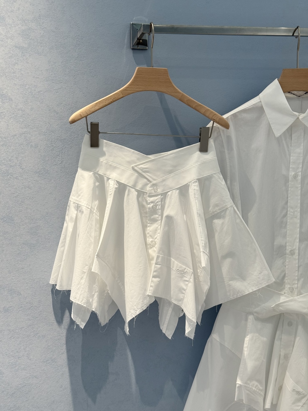 “Unique One-Size-Fits-All Suit with Classic Design and Embroidered Logo” - 图片 3
