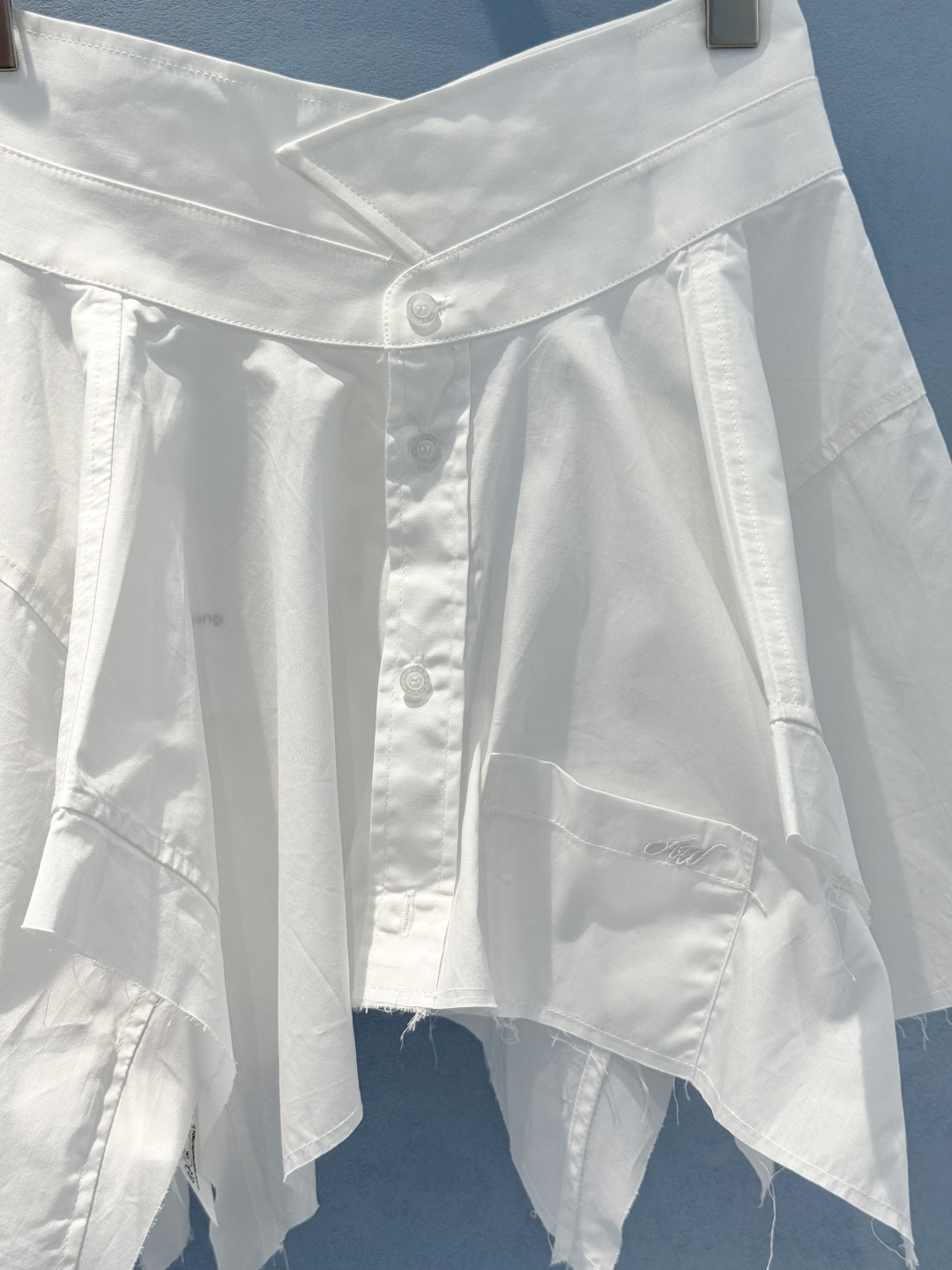 “Unique One-Size-Fits-All Suit with Classic Design and Embroidered Logo” - 图片 4