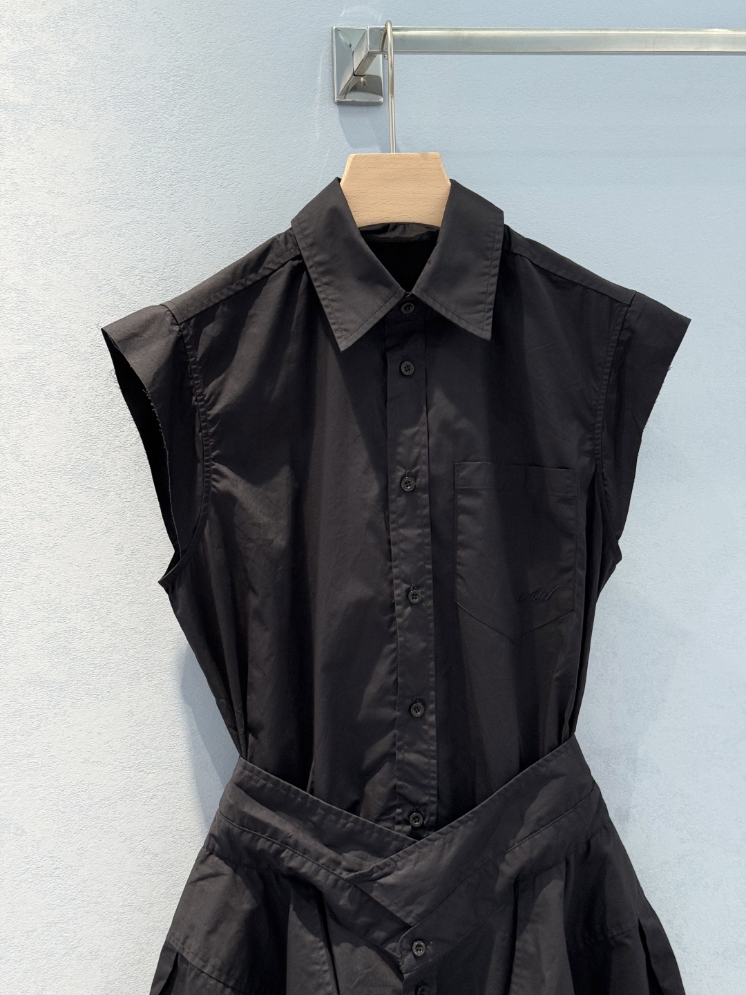 Stylish Women’s Suit with Unique Design Features and High-Quality Materials - 图片 4