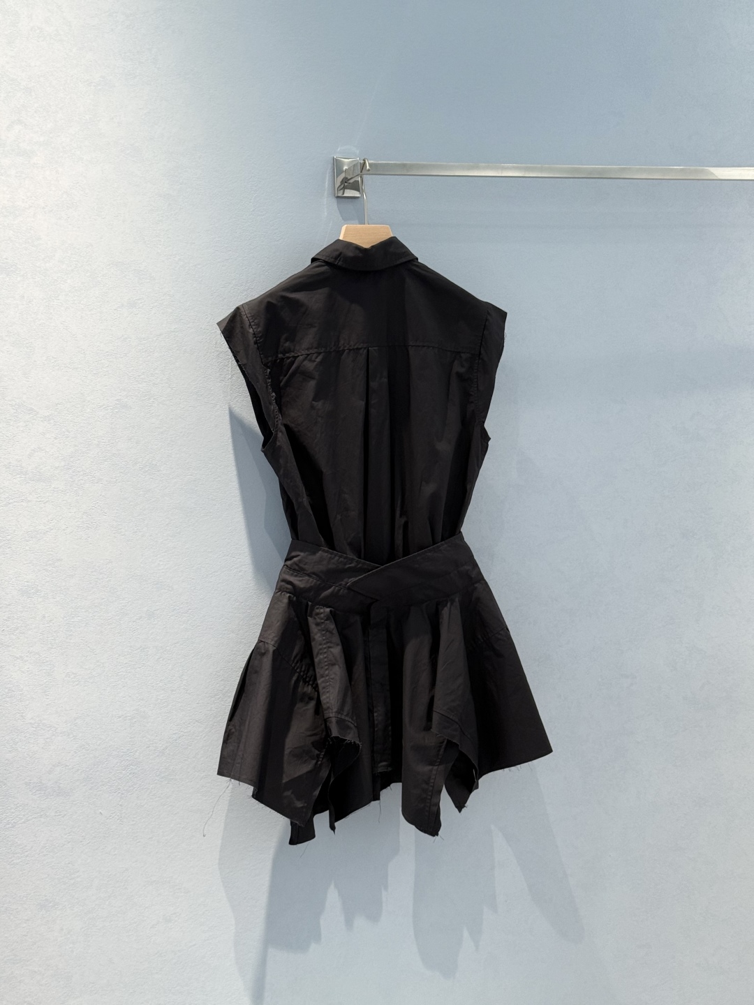Stylish Women’s Suit with Unique Design Features and High-Quality Materials - 图片 1