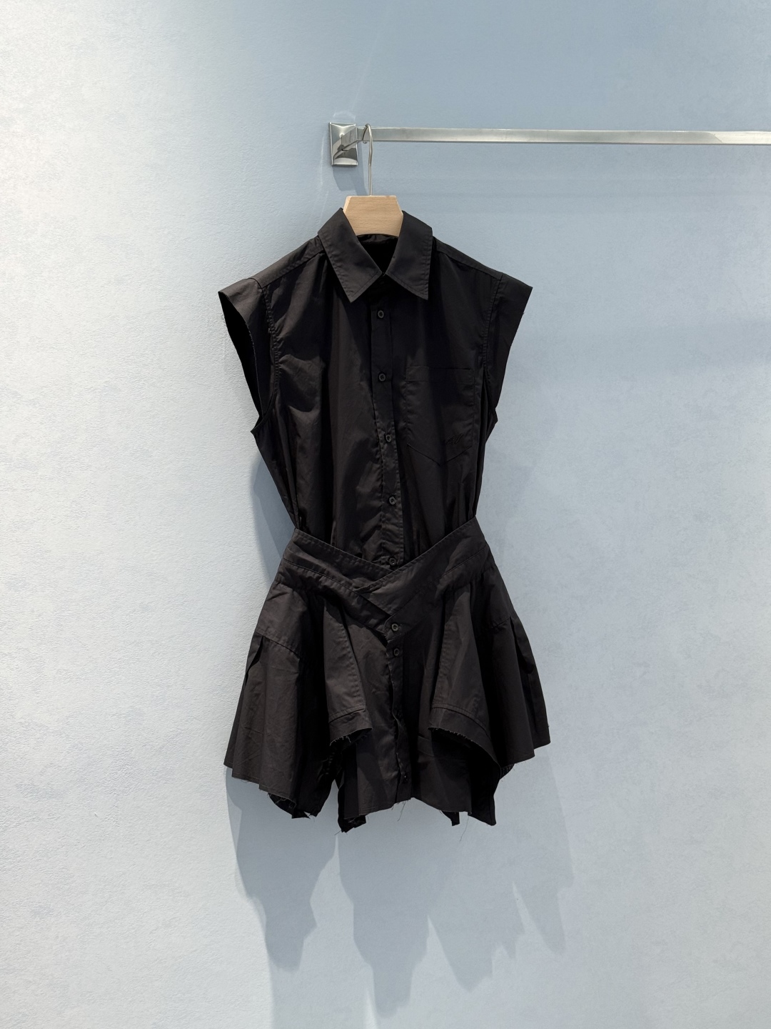 Stylish Women’s Suit with Unique Design Features and High-Quality Materials - 图片 2