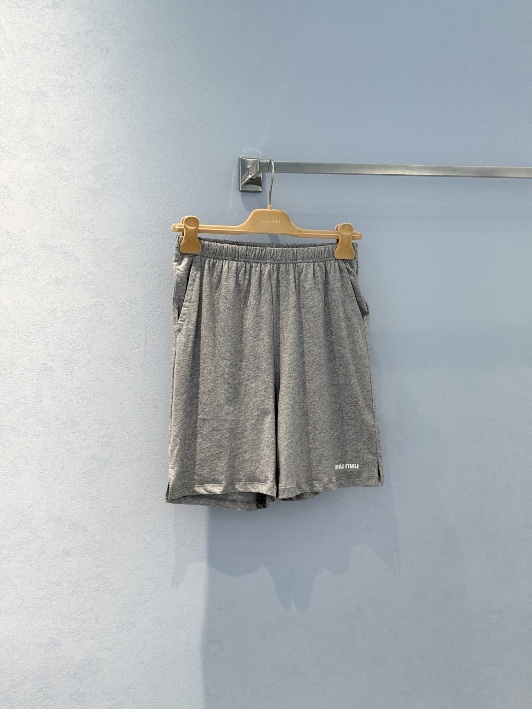 “Stylish Female Suit: P612 Squeaky Design with MiuMi*25 Logo Embroidery Shorts” - 图片 3