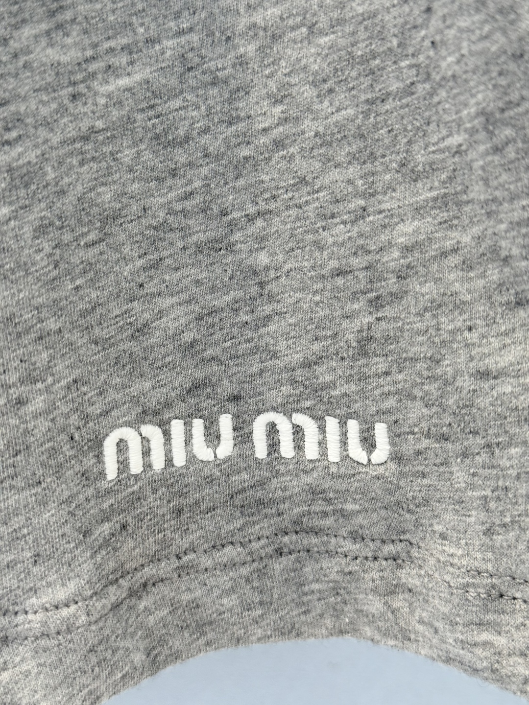 “Stylish Female Suit: P612 Squeaky Design with MiuMi*25 Logo Embroidery Shorts” - 图片 4