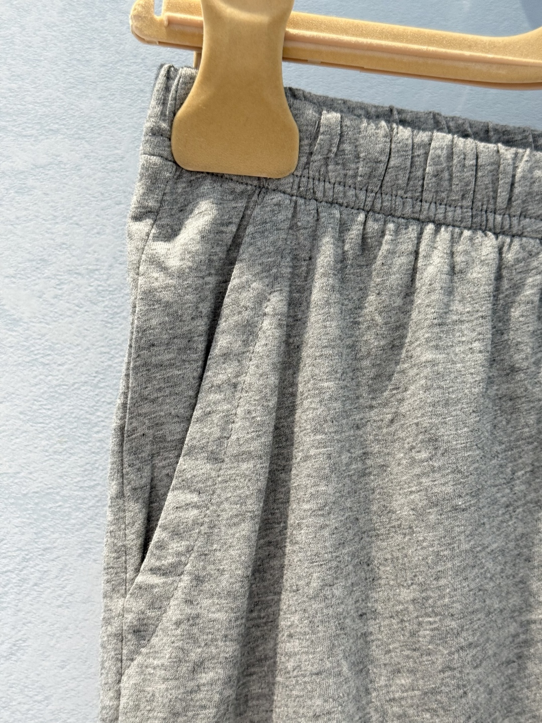 “Stylish Female Suit: P612 Squeaky Design with MiuMi*25 Logo Embroidery Shorts” - 图片 6