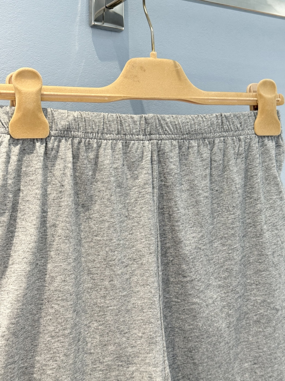 “Stylish Female Suit: P612 Squeaky Design with MiuMi*25 Logo Embroidery Shorts” - 图片 5