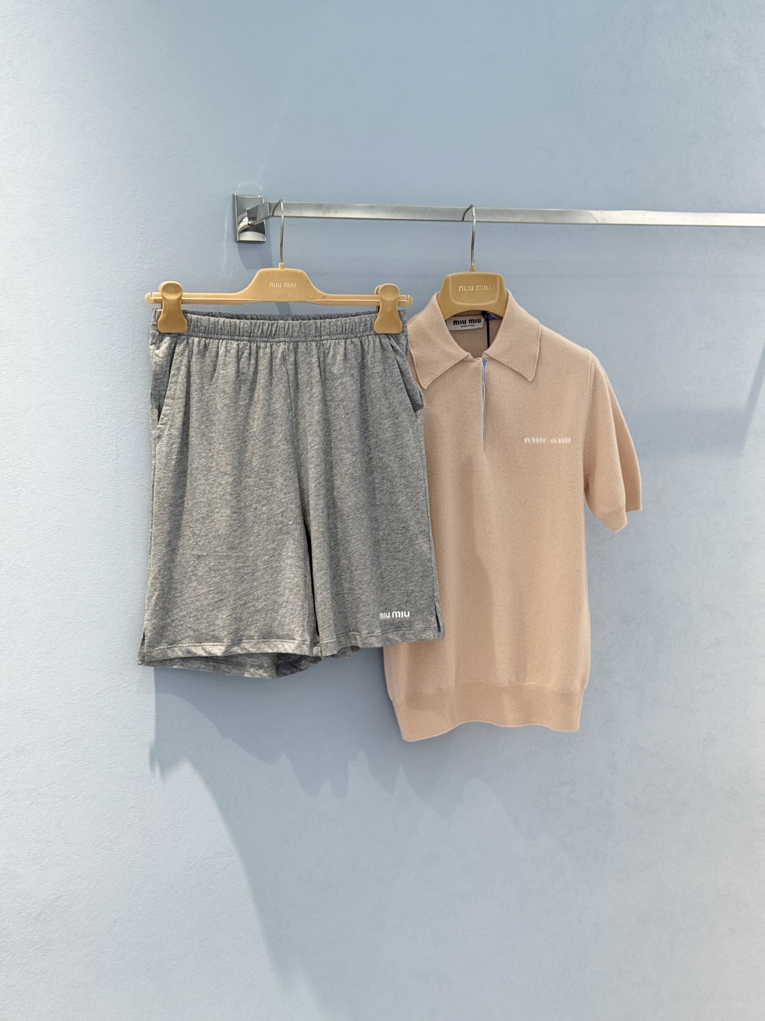 “Stylish Female Suit: P612 Squeaky Design with MiuMi*25 Logo Embroidery Shorts” - 图片 1