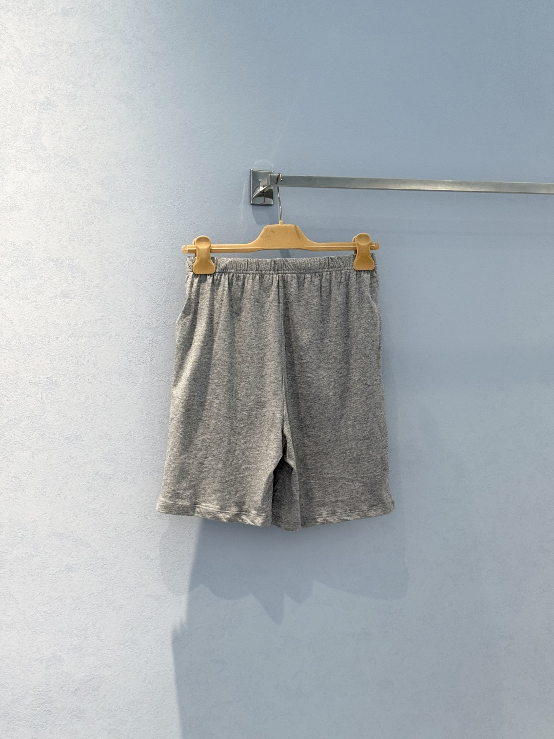 “Stylish Female Suit: P612 Squeaky Design with MiuMi*25 Logo Embroidery Shorts” - 图片 2