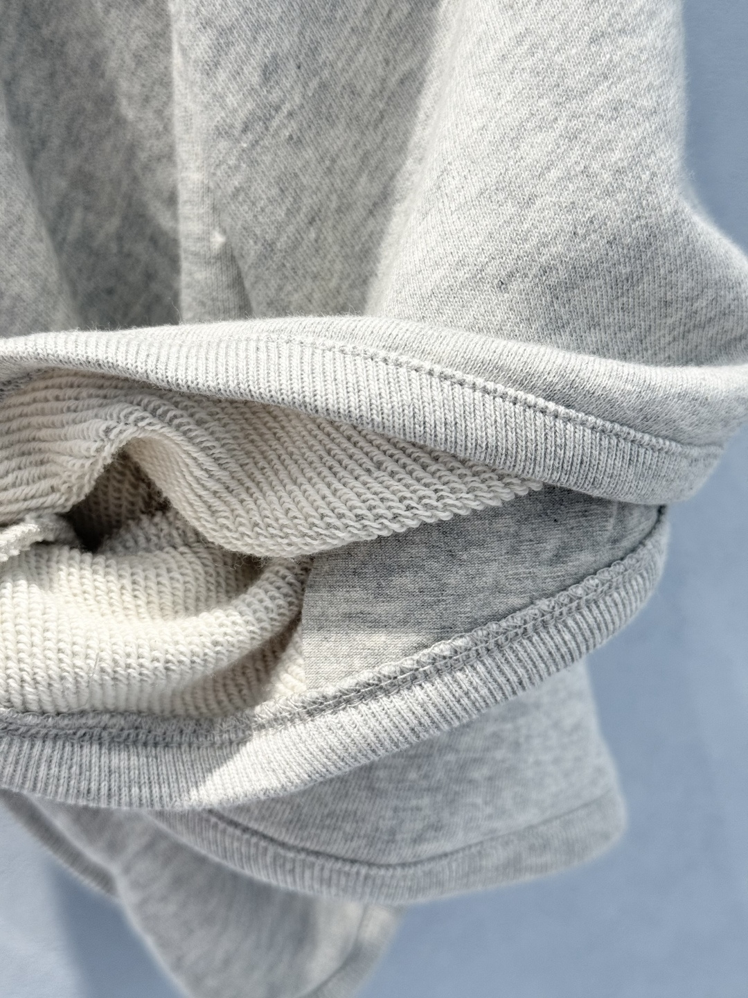 “Exclusive Cotton Shorts with Brand Badge: Summer Fashion Details” - 图片 8