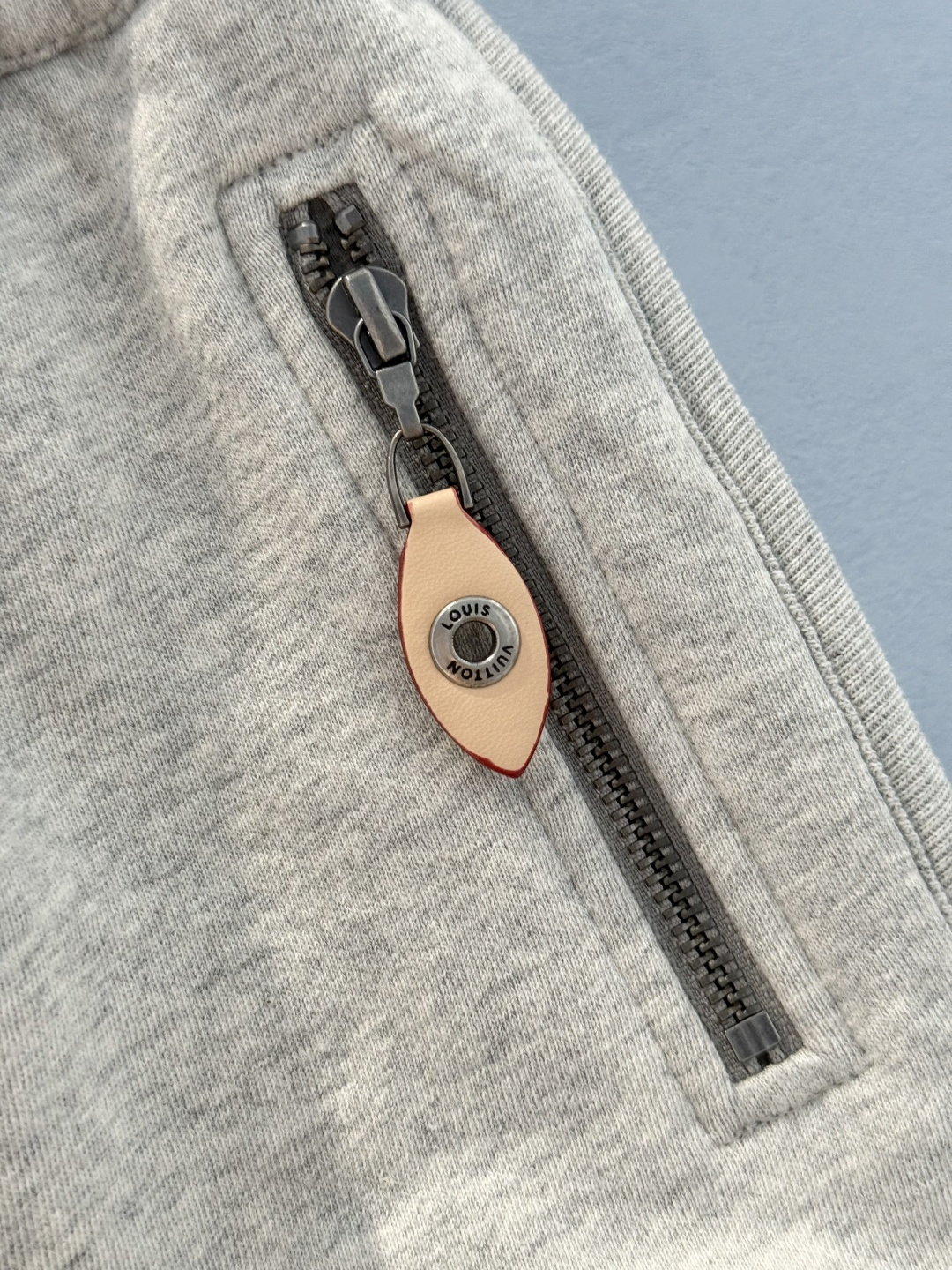 “Exclusive Cotton Shorts with Brand Badge: Summer Fashion Details” - 图片 6