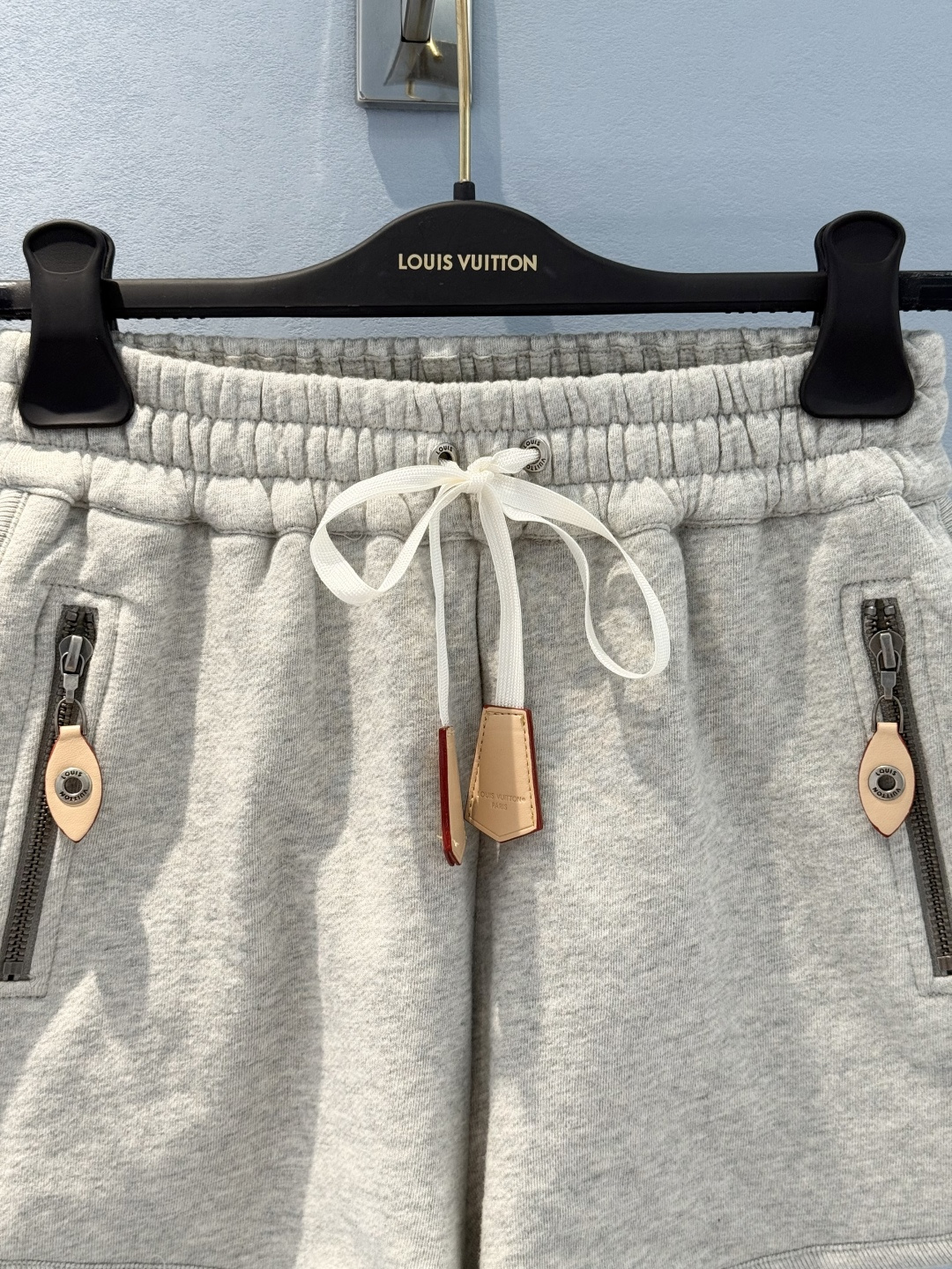 “Exclusive Cotton Shorts with Brand Badge: Summer Fashion Details” - 图片 4