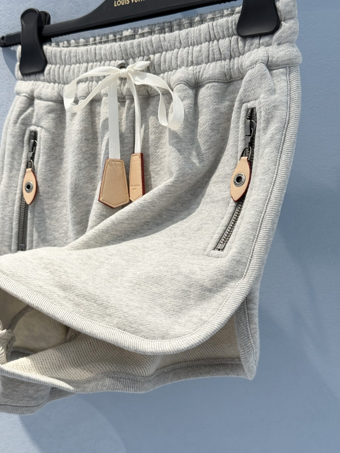 “Exclusive Cotton Shorts with Brand Badge: Summer Fashion Details” - 图片 7