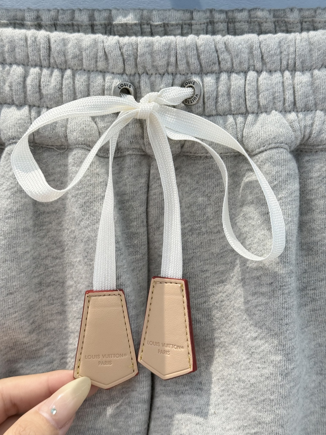 “Exclusive Cotton Shorts with Brand Badge: Summer Fashion Details” - 图片 5