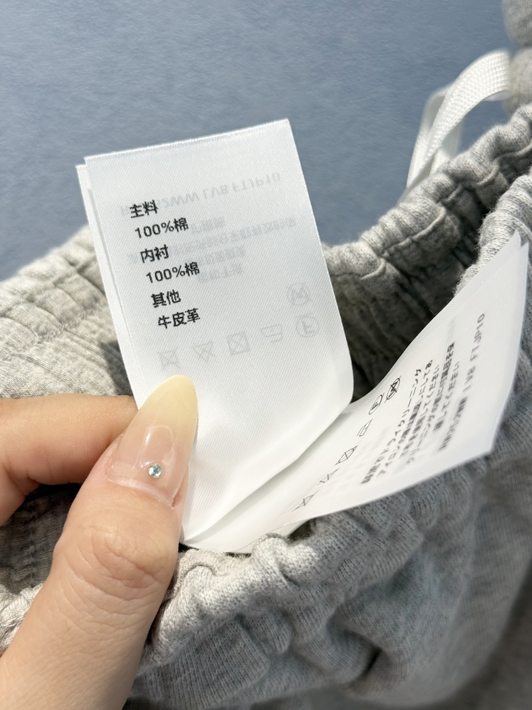 “Exclusive Cotton Shorts with Brand Badge: Summer Fashion Details” - 图片 9