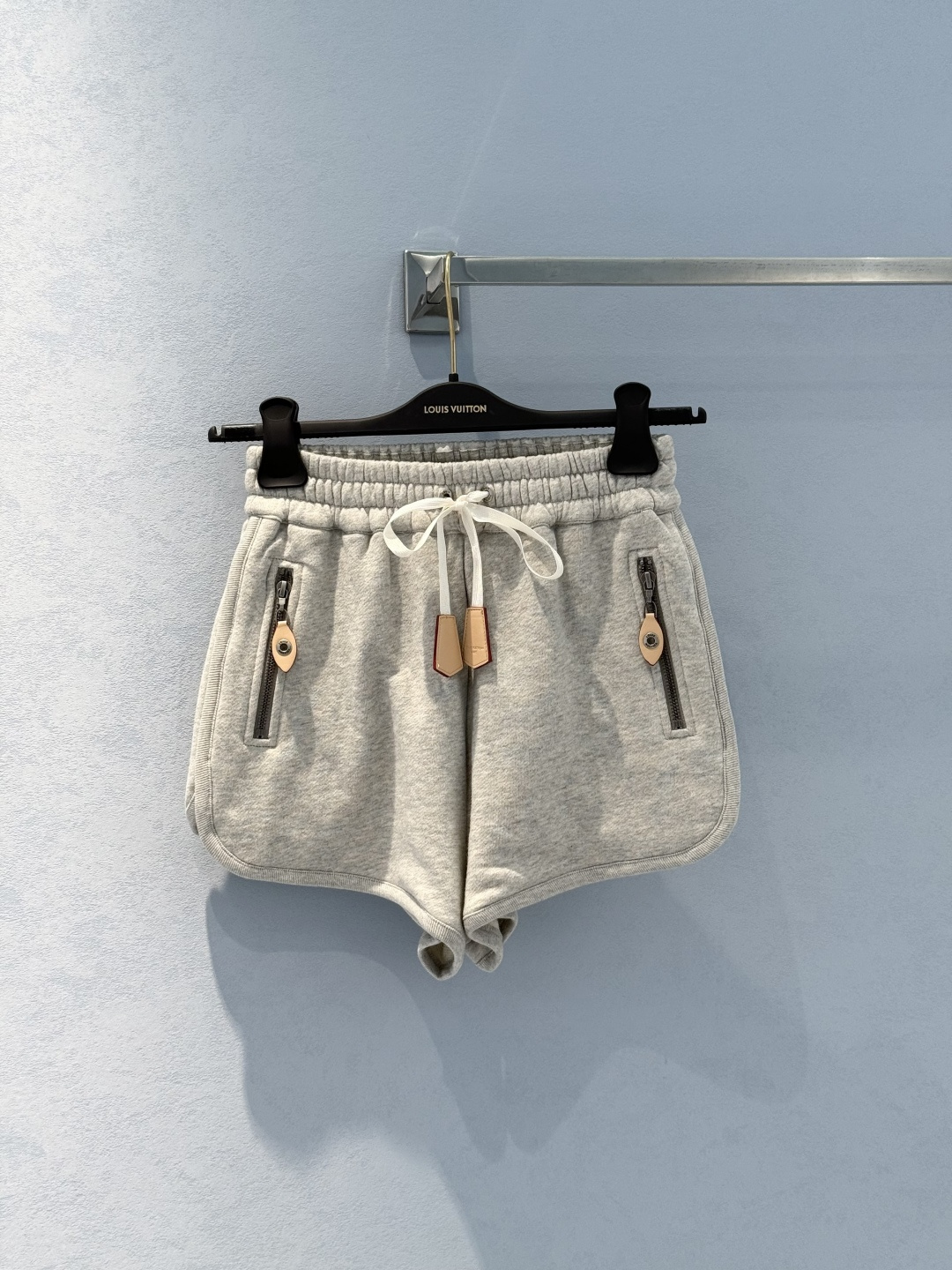 “Exclusive Cotton Shorts with Brand Badge: Summer Fashion Details” - 图片 3