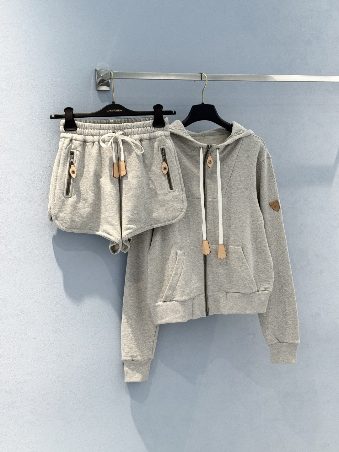 “Exclusive Cotton Shorts with Brand Badge: Summer Fashion Details” - 图片 1