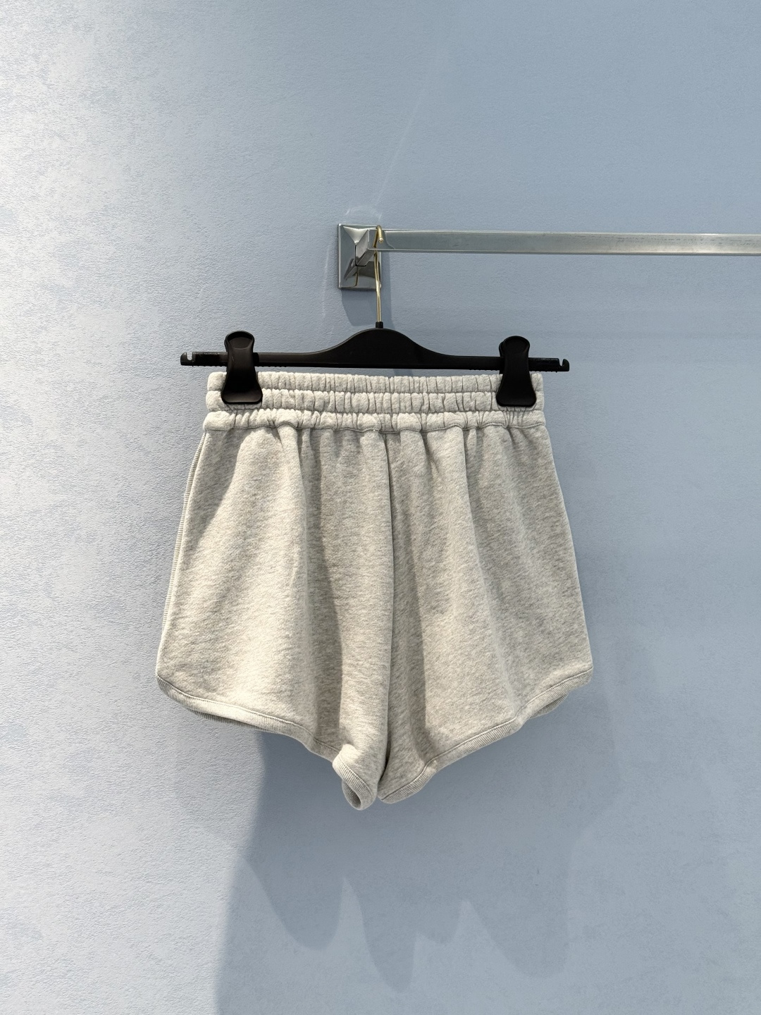 “Exclusive Cotton Shorts with Brand Badge: Summer Fashion Details” - 图片 2