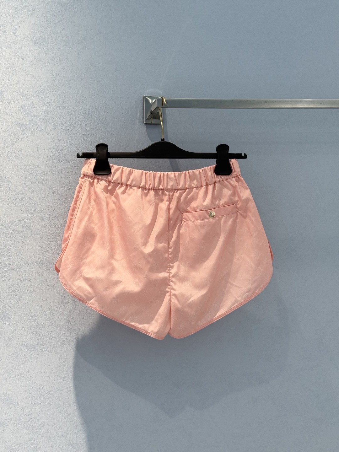 “Original Scavenger Dress with Lvp60new Logo and Nylon Shorts for Classic Tweed-and-Skin Brand” - 图片 2