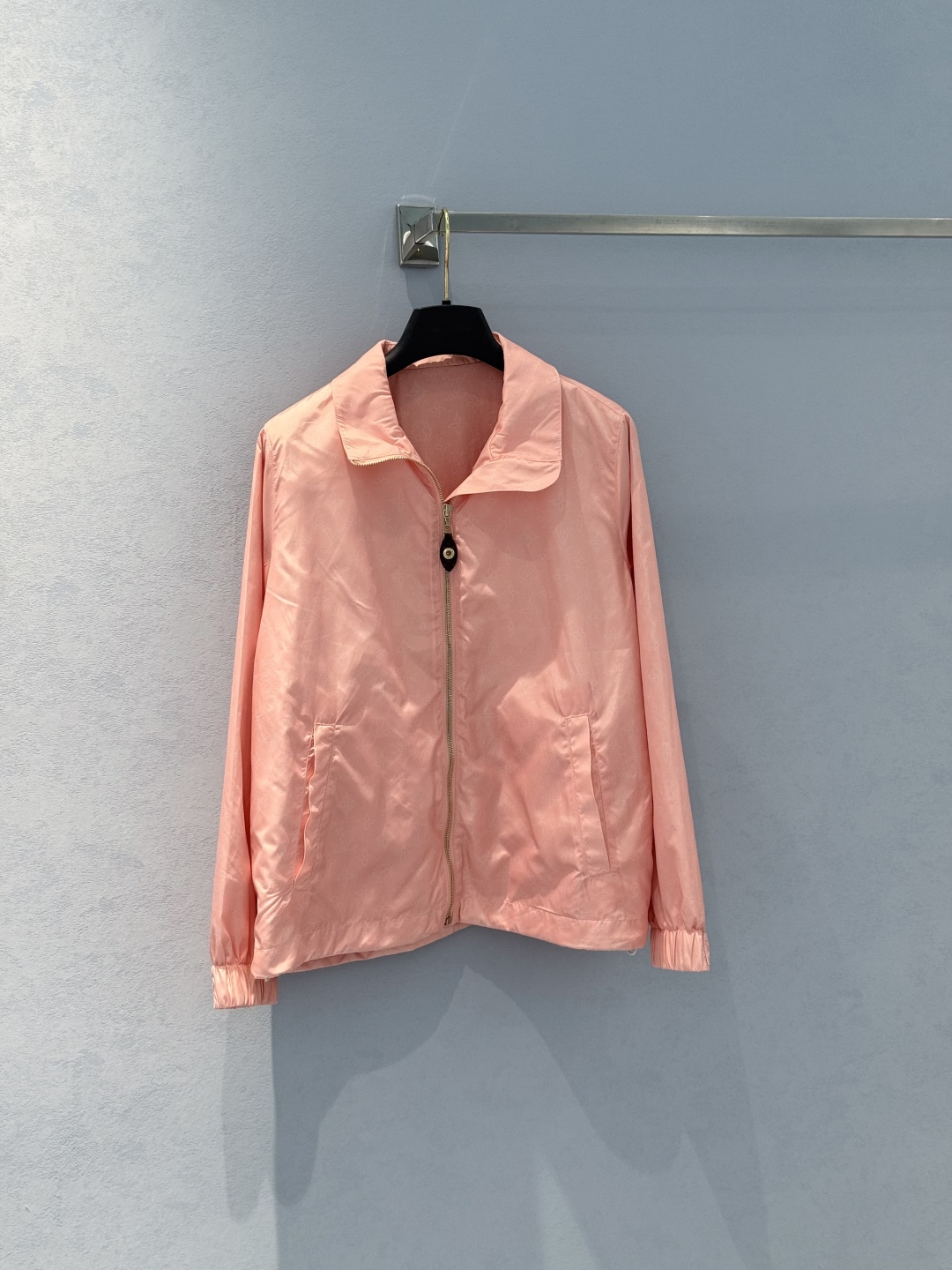 “LV25new Women’s Cotton Jacket: Classic Brand Leather with High-Quality Details for Summer Fashion” - 图片 3
