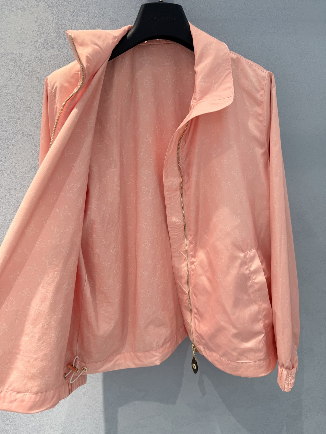 “LV25new Women’s Cotton Jacket: Classic Brand Leather with High-Quality Details for Summer Fashion” - 图片 4