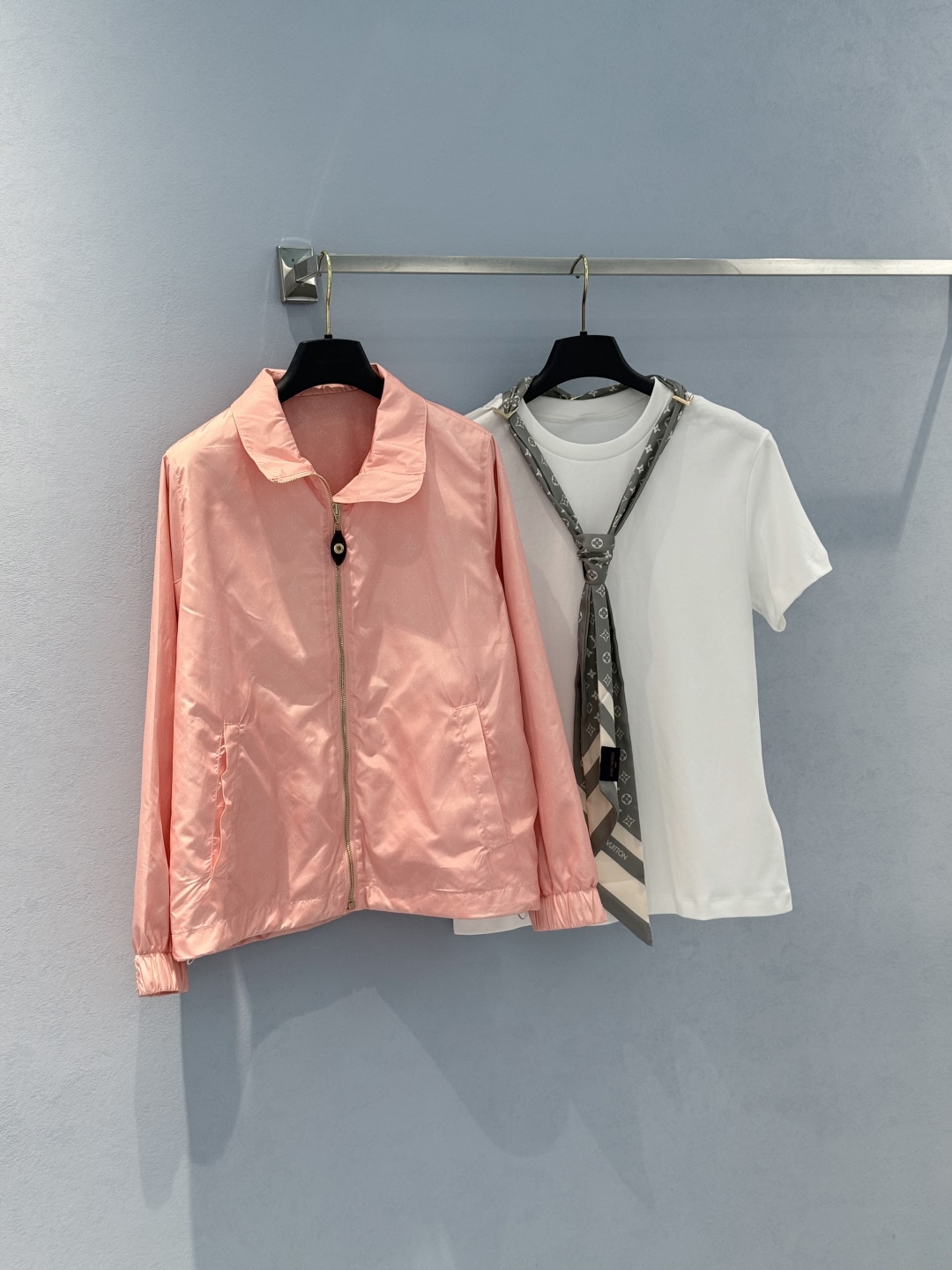 “LV25new Women’s Cotton Jacket: Classic Brand Leather with High-Quality Details for Summer Fashion” - 图片 1