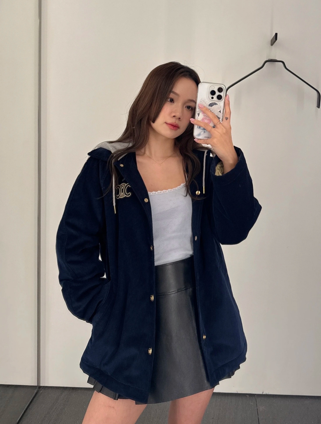 NO:499651,*25new embroidered Arc de Triomphe logo velvet hooded cotton jacket is a practical and fashionable casual jacket, three-dimensional cut and wide style, easy to control for men and women, pressure-free, white navy blue paired with gray guard hat elements, exquisite and elegant ~ Exclusive custom imported YB cotton material, classic gold-label Arc de Triomphe embroidery pattern embellishment on the chest, the latest mold-opening custom hardware accessories material, texture details are completely online ~ Cotton filling material is added inside, perfect integration of fashion and warmth!  Age-reducing and fashionable styles must have 1:1 super style, the latest items in early autumn. Please confirm my version SML, Jackets & coats,hats,alexander wang19860909*25new刺绣凯旋门徽标天鹅绒连帽棉服实穿又时髦的休闲外套,立体剪裁阔版型男女轻松驾驭无压力,显白的藏蓝色搭配灰色卫帽元素,精致小优雅～ 独家定制进口yb棉材质,胸口经典金标凯旋门刺绣图案点缀,最新开模定制五金配饰材质,质感细节完全在线～内里加棉填充材质,时髦与保暖性完美融合！减龄又时髦的款式必须拥有1:1超赞版型,早秋最新单品 认准我家版本 SML,,jackets & coats,hats,alexander wang,Women's clothing