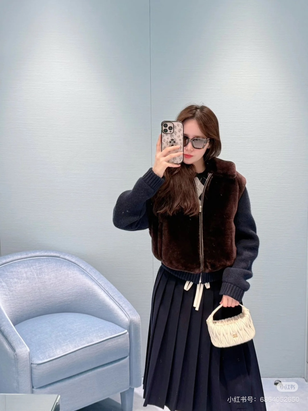 NO:686631,Fur is integrated (special process cannot be ironed, washed or touched with water) *25 new sheep wool spliced ​​cashmere lapel plush jacket. The whole piece is designed with contrasting fur splicing. The sleeves are made of cashmere and wool materials. The texture of the whole piece is super awesome!  The three-dimensional cut of the front shoulder is versatile and not picky. It is exclusively made of imported yb wool and cashmere blended material. The overall color is mainly brown with splicing. It is full of the temperament of a rich family!  The upper body has a soft and waxy smell!  The back eaves and neckline are designed with a logo pattern, and the small details are completely perfect~ It’s easy to wear college retro style~ 1:1 awesome version, the latest item in early autumn, look for the exclusive high version SML,, jackets & coats,19860909皮毛一体（特殊工艺不能熨烫 不能水洗 不能碰水）*25new绵羊毛拼接羊绒翻领毛绒外套整件做撞色皮毛拼接设计,袖子做羊绒羊毛材质搭配,整件质感超级赞！正肩立体剪裁版型百搭不挑人 独家定制进口yb羊毛羊绒混纺材质,整体以咖色为主调搭配拼接,富家千金气质拉满了！上身自带软糯气息！后檐领口位置做徽标图案设计,小细节完全拉满～学院复古风穿搭轻松拥有～1:1超赞版型,早秋最新单品,认准独家高版本 SML,,jackets & coats,,Women's clothing