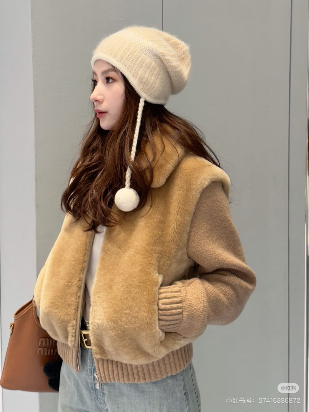 NO:686634,Fur is integrated (special process cannot be ironed, washed or touched with water) *25 new sheep wool spliced ​​cashmere lapel plush jacket. The whole piece is designed with contrasting fur splicing. The sleeves are made of cashmere and wool materials. The texture of the whole piece is super awesome!  The three-dimensional cut of the front shoulder is versatile and not picky. It is exclusively made of imported yb wool and cashmere blended material. The overall color is mainly brown with splicing. It is full of the temperament of a rich family!  The upper body has a soft and waxy smell!  The back eaves and neckline are designed with a logo pattern, and the small details are completely perfect~ It’s easy to wear college retro style~ 1:1 awesome version, the latest item in early autumn, look for the exclusive high version SML,, jackets & coats,19860909皮毛一体（特殊工艺不能熨烫 不能水洗 不能碰水）*25new绵羊毛拼接羊绒翻领毛绒外套整件做撞色皮毛拼接设计,袖子做羊绒羊毛材质搭配,整件质感超级赞！正肩立体剪裁版型百搭不挑人 独家定制进口yb羊毛羊绒混纺材质,整体以咖色为主调搭配拼接,富家千金气质拉满了！上身自带软糯气息！后檐领口位置做徽标图案设计,小细节完全拉满～学院复古风穿搭轻松拥有～1:1超赞版型,早秋最新单品,认准独家高版本 SML,,jackets & coats,,Women's clothing