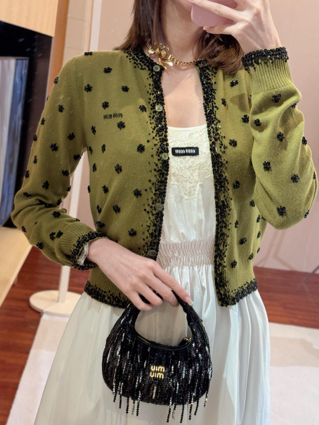 NO:650928,Miu Heavy Industry's diamond-made olive green cardigan is made of hand-stitched sequins. The front and back are sewn with flower elements. It has a gentle and elegant atmosphere when worn alone~ Exclusively customized imported yb cashmere material, logo letter pattern design on the chest, simple and elegant!  A style that can be easily worn for daily commuting or casual outings!  1:1 awesome version, the latest early autumn items, look out for the exclusive high version, in stock SML,,miumiu,alexander wang19860909Miu重工订钻橄榄绿开衫整件做手工缝钻亮片工艺,正反都做花朵元素缝钻设计,叠搭单穿都是自带温柔优雅气息～ 独家定制进口yb山羊绒材质,胸前徽标字母图案设计,简洁不失大方！日常通勤或休闲外出都能轻松自如驾驭的风格！1:1超赞版型,早秋最新单品,认准独家高版本 现货 SML,,miumiu,alexander wang,Women's clothing
