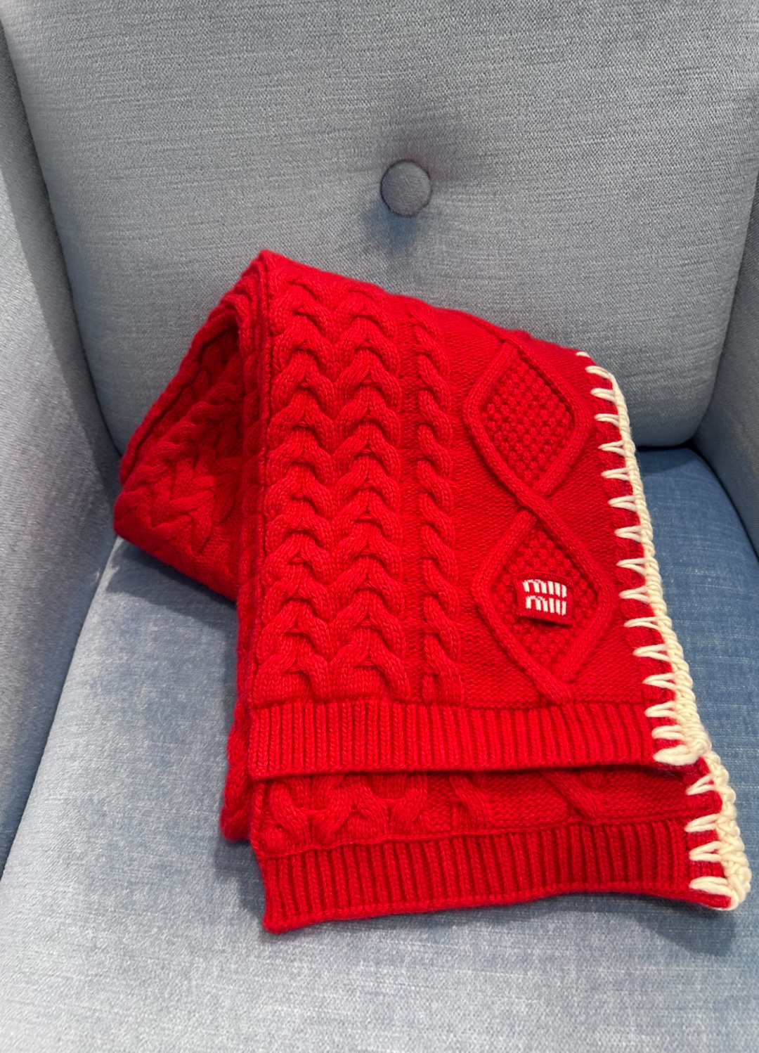 NO:686675,*26new logo letter three-dimensional rhombus contrast scarf has a soft and delicate wrapping feel. It looks very sweet when paired with various outfits ~ looks great with holiday ootd. Exclusively customized imported yb wool and cashmere blended material, embellished with contrasting logo embroidery patterns, highlighting the brand's unique charm and personality!  The twist design is the overall highlight, a must-have artifact in autumn and winter ~ 1:1 awesome version, the latest item, look for the exclusive high version, one size fits all,19860909*26new徽标字母立体菱格撞色围巾软糯细腻的包裹感,搭配各种穿搭显得整个人非常甜美～节假日ootd搭配超好看 独家定制进口yb羊毛羊绒混纺材质,撞色徽标刺绣图案点缀,凸显品牌独有的魅力个性！麻花设计做整体亮点,秋冬季节必备神器～1:1超赞版型,最新单品,认准独家高版本 均码,,,Women's clothing