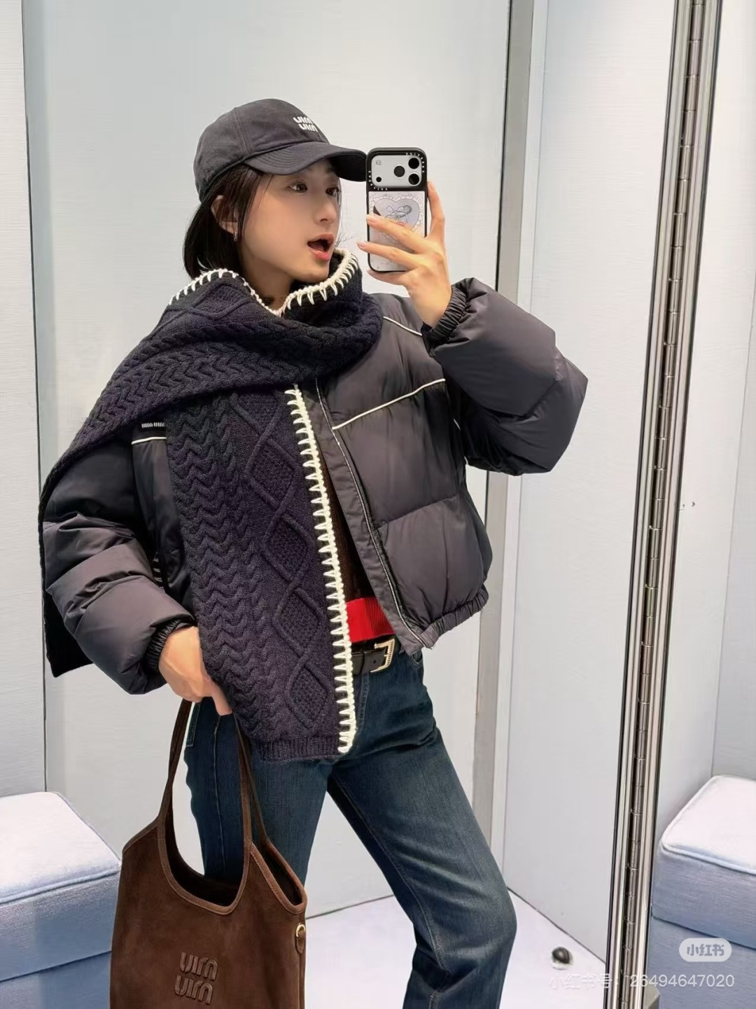 NO:687565,*26new logo letter three-dimensional rhombus contrast scarf has a soft and delicate wrapping feel. It looks very sweet when paired with various outfits ~ looks great with holiday ootd. Exclusively customized imported yb wool and cashmere blended material, embellished with contrasting logo embroidery patterns, highlighting the brand's unique charm and personality!  The twist design is the overall highlight, a must-have artifact in autumn and winter ~ 1:1 awesome version, the latest item, look for the exclusive high version, one size fits all,19860909*26new徽标字母立体菱格撞色围巾软糯细腻的包裹感,搭配各种穿搭显得整个人非常甜美～节假日ootd搭配超好看 独家定制进口yb羊毛羊绒混纺材质,撞色徽标刺绣图案点缀,凸显品牌独有的魅力个性！麻花设计做整体亮点,秋冬季节必备神器～1:1超赞版型,最新单品,认准独家高版本 均码,,,Women's clothing