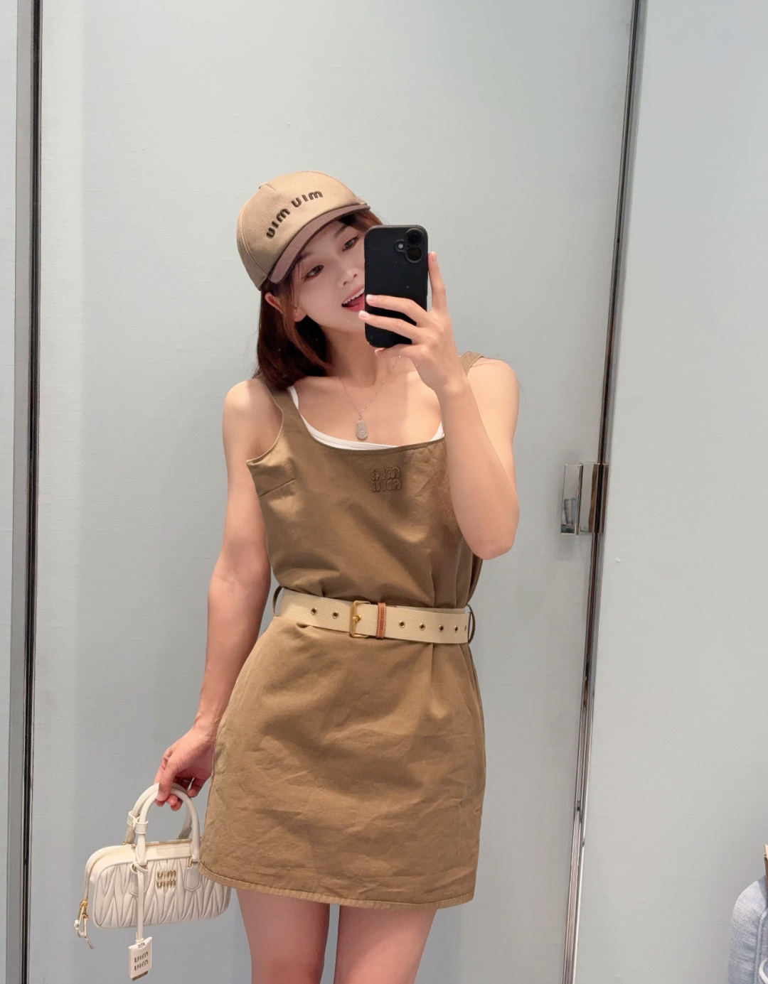 NO:791130,*26new Patch embroidered letter work vest dress has a high-end white khaki brown upper body with a high-end and refined atmosphere. The slightly wide version of the upper body modifies the proportion of the body line. It can be worn alone or layered to easily bring out a girly atmosphere!  Exclusively customized imported YB cotton material, classic brand letter logo pattern on the chest, adjustable belt at the waist to switch to different ootd!  Simple matching can easily create a lazy and fashionable look!  1:1 awesome version, the latest items in early spring, look out for the exclusive high version SML,,skirts,19860909*26new贴布绣字母工装背心裙高级显白的卡其棕色上身自带高级精致气息,微阔版型上身修饰身线比例,单穿叠穿都轻松自带少女气息！ 独家定制进口yb棉材质,胸前经典品牌字母徽标图案,腰间可调节皮带切换不同ootd！简意搭配都能轻松打造慵懒时髦造型！1:1超赞版型,早春最新单品,认准独家高版本 SML,,skirts,,Women's clothing