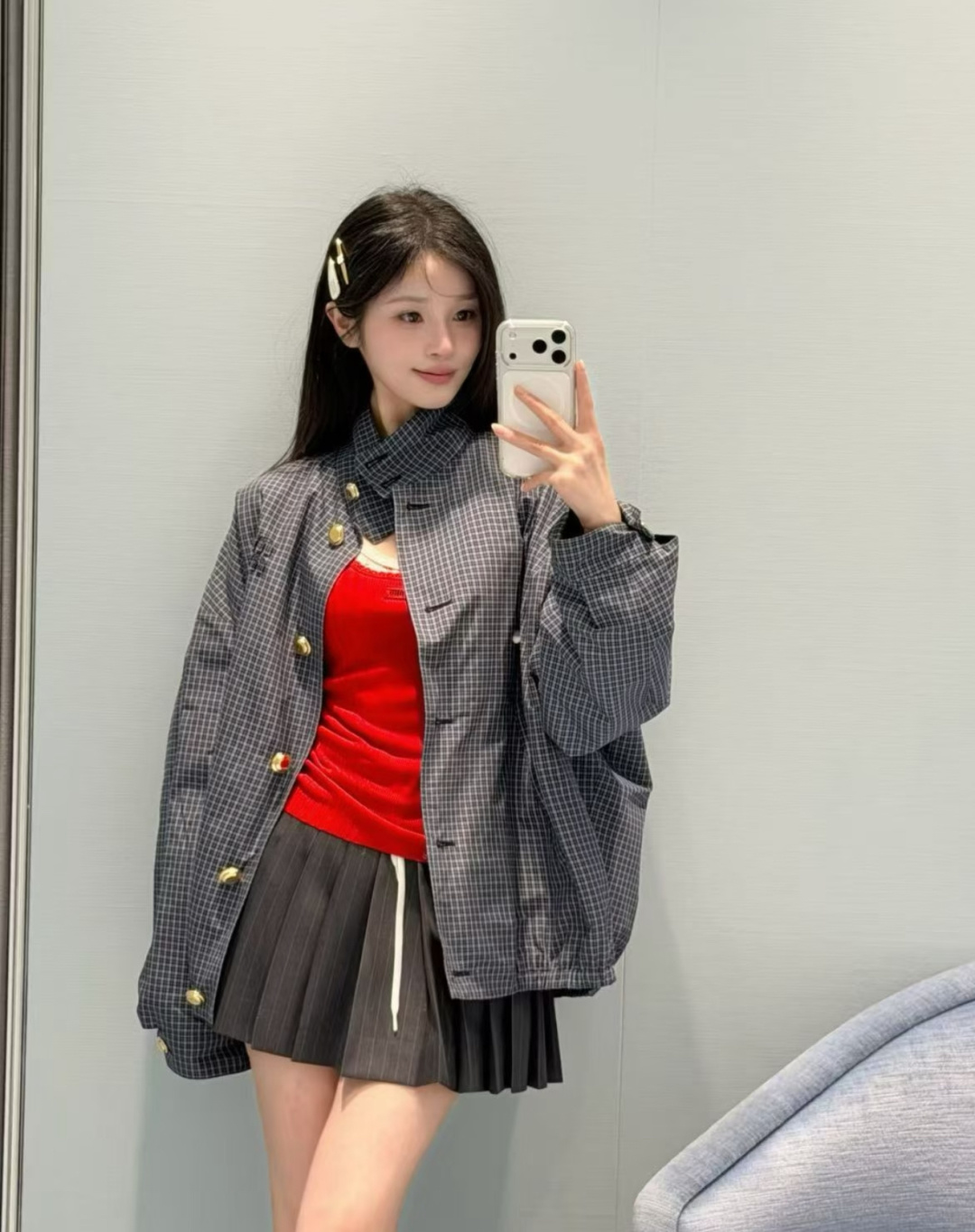 NO:761717,(Coat) *26new The texture of the plaid jacket with patch embroidered letters and gold buttons is delicate, crisp and stylish, the patch embroidery process is exquisite, and the metal snaps are full of luster. Every detail shows the spirit of ingenuity!  Exclusively customized imported YB cotton material, with positioned plaid appliqué and embroidered letter pattern on the chest, highlighting the brand's unique high-end luxury charm. Commuting or going out on the street every day, you can easily show your unique charm of elegance and personality, becoming a walking fashion model!  1:1 awesome version, the latest item in early spring, look for the exclusive high version, in stock SML,, jackets & coats,19860909（外套）*26new贴布绣字母金扣格纹外套面料肌理细腻且挺括有型,贴布绣工艺精致考究,金属按扣光泽感十足,每一处细节都彰显匠心精神！ 独家定制进口yb棉材质,胸前定位格纹贴布绣字母图案,彰显品牌独有的高级奢华魅力,通勤或日常出街,都能让你轻松展现优雅与个性并存的独特魅力,成为行走的时尚范本！1:1超赞版型,早春最新单品,认准独家高版本 现货 SML,,jackets & coats,,Women's clothing