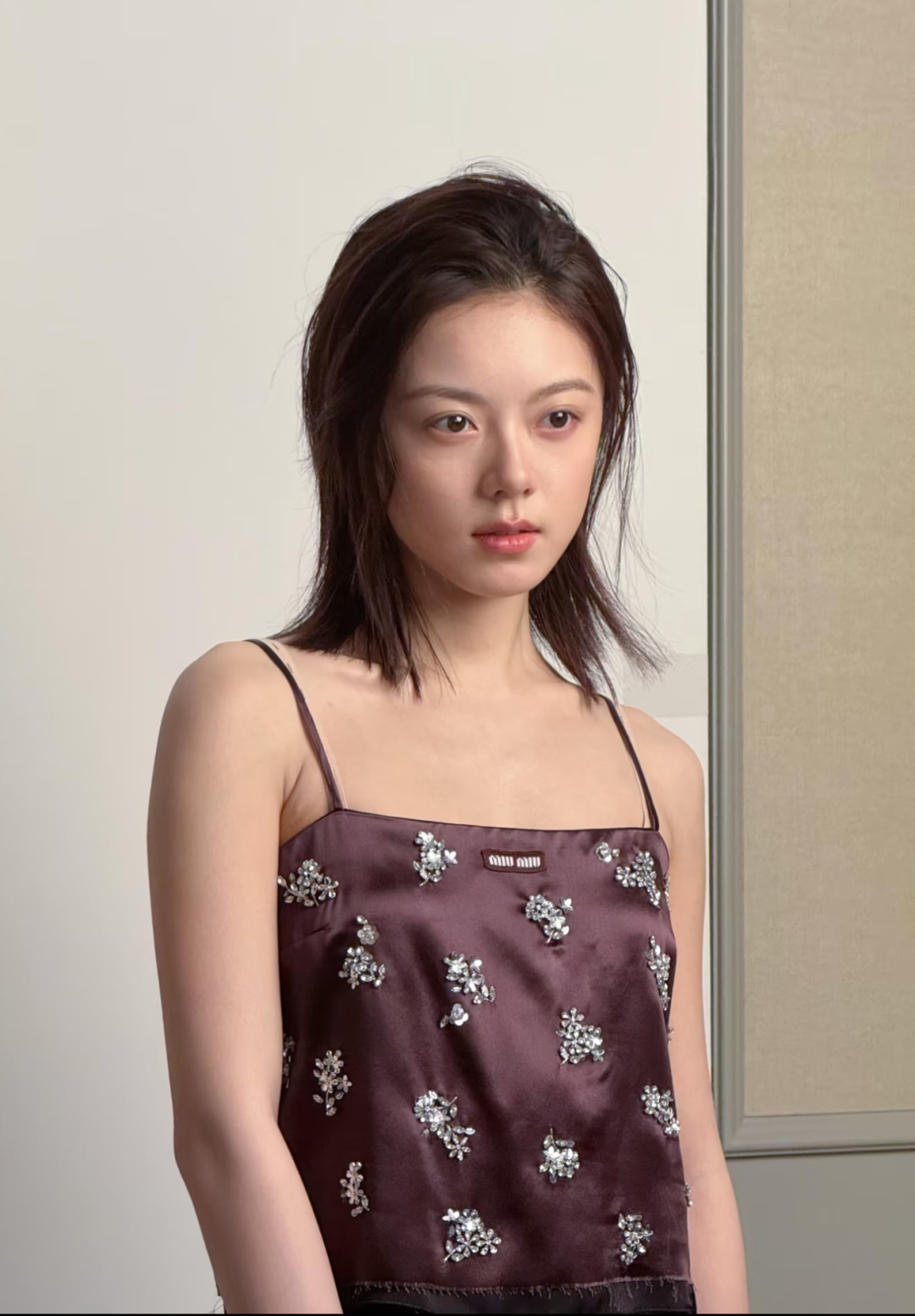 NO:761671,*26new heavy industry customized diamond acetate camisole is made of hand-stitched sequins. The front and back are sewn with flower elements. It has a gentle and elegant atmosphere when worn alone~ Exclusively customized imported yb acetate blended material, logo letter pattern design on the chest, simple and elegant!  A style that can be easily worn for daily commuting or casual outings!  1:1 awesome version, the latest spring and summer items, look out for the exclusive high version, in stock SML,,19860909*26new重工订钻醋酸吊带背心整件做手工缝钻亮片工艺,正反都做花朵元素缝钻设计,叠搭单穿都是自带温柔优雅气息～ 独家定制进口yb醋酸混纺材质,胸前徽标字母图案设计,简洁不失大方！日常通勤或休闲外出都能轻松自如驾驭的风格！1:1超赞版型,春夏最新单品,认准独家高版本 现货 SML,,,Women's clothing