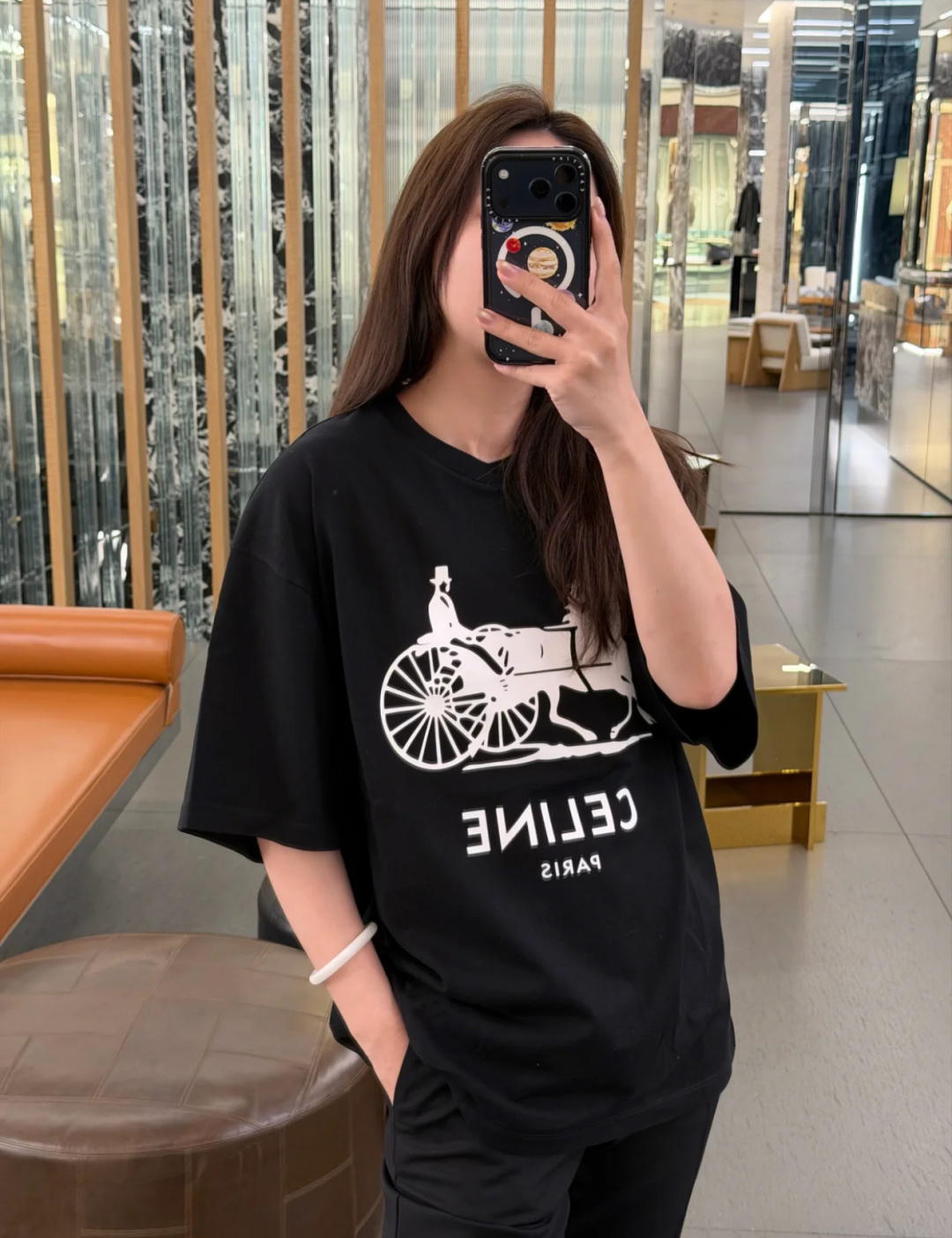 NO:795670,*26new Carriage print letter round neck short sleeve classic brand horse carriage pattern brand letter logo on the chest for decoration, easy to own a high-end and simple outfit!  Exclusively customized imported yb cotton material, slightly loose shoulder cut, round neck just exposing the shoulder and neck lines, both men and women have a sense of relaxation, it is a super high-end item that looks great when worn alone or layered!  1:1 awesome version, the latest spring and summer items. Look for the exclusive high version SML, T-shirt,19860909*26new马车印花字母圆领短袖胸前经典品牌马车图案品牌字母徽标logo做装饰,高级简洁穿搭轻松拥有！ 独家定制进口yb棉材质,微宽松落肩剪裁,圆领刚好露出肩颈线条,男女穿都有松弛感,单穿叠搭都超好看高级的单品！1:1超赞版型,春夏最新单品 认准独家高版本 SML,,T-shirt,,Women's clothing