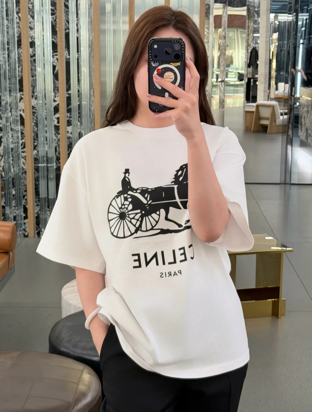 NO:795674,*26new Carriage print letter round neck short sleeve classic brand horse carriage pattern brand letter logo on the chest for decoration, easy to own a high-end and simple outfit!  Exclusively customized imported yb cotton material, slightly loose shoulder cut, round neck just exposing the shoulder and neck lines, both men and women have a sense of relaxation, it is a super high-end item that looks great when worn alone or layered!  1:1 awesome version, the latest spring and summer items. Look for the exclusive high version SML, T-shirt,19860909*26new马车印花字母圆领短袖胸前经典品牌马车图案品牌字母徽标logo做装饰,高级简洁穿搭轻松拥有！ 独家定制进口yb棉材质,微宽松落肩剪裁,圆领刚好露出肩颈线条,男女穿都有松弛感,单穿叠搭都超好看高级的单品！1:1超赞版型,春夏最新单品 认准独家高版本 SML,,T-shirt,,Women's clothing
