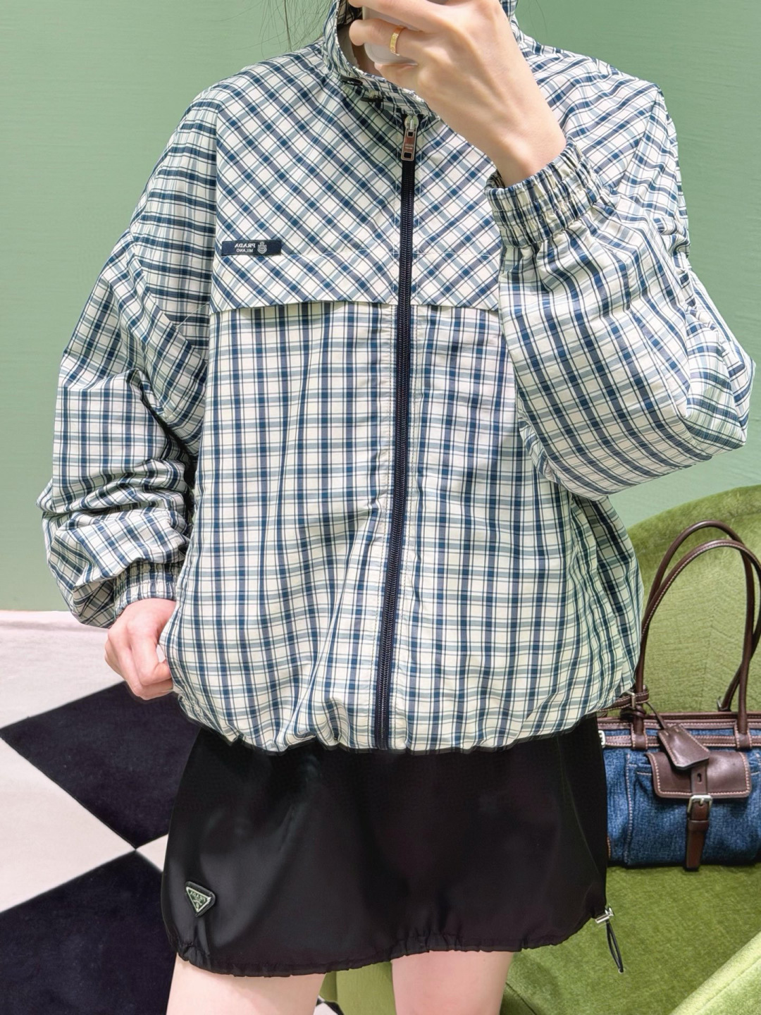NO:798685,(Coat) *26new retro lapel plaid casual jacket has a double-wearing collar that can be turned or stood up, allowing you to switch freely between laziness and neatness; the retro plaid pattern intertwined with dark and light blue, and the lightweight nylon blended fabric is waterproof and breathable, making it comfortable to wear in the spring and summer seasons~  Exclusively customized imported yb acoustic cotton blend material, the oversized dropped shoulder version accommodates various body shapes and easily creates a casual and relaxed feeling. The black logo label on the chest is a mark hidden in the details. The three-dimensional large pockets and elastic pleated cuffs take into account both beauty and practicality!  1:1 awesome version, the latest spring and summer items, look out for exclusive high-end versions in stock SML, versace, jackets & coats,19860909（外套）*26new复古翻领格纹休闲外套可翻可立的双穿领型,让你在慵懒与利落之间自由切换；深浅蓝交织的复古格纹,轻盈尼龙混纺面料防水透气,春夏交替季穿着毫无束缚感～ 独家定制进口yb原声棉混纺材质,oversize落肩版型包容各种身材,轻松打造随性松弛感.胸口的黑色logo标签是藏在细节里的印记,立体大口袋与松紧收褶袖口,兼顾美观与实用性！1:1超赞版型,春夏最新单品,认准独家高版本 现货 SML,,versace,jackets & coats,,Women's clothing
