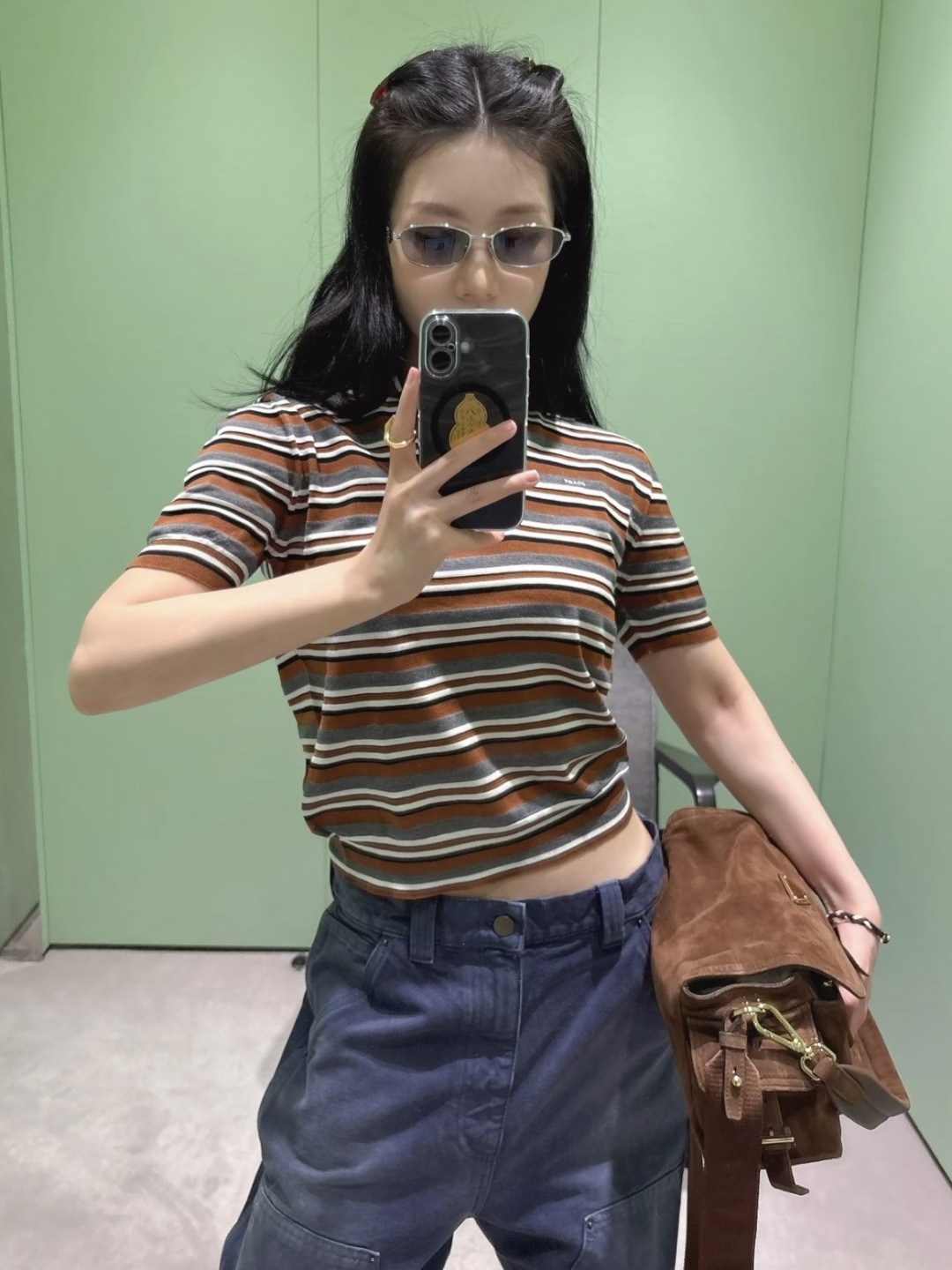 NO:911834,*26new color-blocked striped short-sleeved sweater has a contrasting stripe + lapel design that is highly suitable for summer. It is full of retro college style, fashionable and age-reducing. It is made of imported yb mulberry silk and cotton blend. It is embellished with classic brand letters on the chest. It is low-key yet recognizable. The three-dimensional cut short-sleeved loose version is very tolerant and can be worn alone or layered. It can be easily used for commuting and weekend outings. The upper body is refreshing and textured, so you can easily get a high-end look!  1:1 awesome version, the latest spring and summer items, look out for the exclusive high version SML, T-shirt,19860909*26new拼色条纹短袖针织衫夏天适配度超高的撞色条纹+翻领设计,复古学院风满满,时尚又减龄独家定制进口yb桑蚕丝棉混纺材质,胸前经典品牌字母刺绣点缀,低调不失辨识度,立体剪裁短袖宽松版型,包容性强,单穿或叠穿都很OK,通勤、周末出游都能轻松驾驭,上身清爽又有质感,轻松get高级感穿搭！1:1超赞版型,春夏最新单品,认准独家高版本 SML,,T-shirt,,Women's clothing