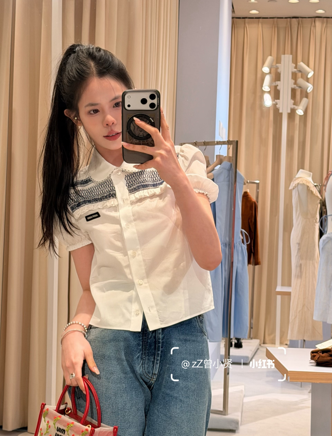 NO:930310,*26newL’ete series lace collar contrast embroidered white short-sleeved shirt is super comfortable to wear in spring and summer!  Hollow petal collar + navy blue embroidery stitching, retro and exquisite, exclusively customized imported yb cotton material, elastic puff sleeve design on the cuffs, playful and cute, and the brand logo on the chest is super recognizable!  It can be easily worn in daily life or on vacation, and it looks great with jeans or skirts ~ 1:1 awesome version, the latest spring and summer items, look for the exclusive high version SML,,skirts,jeans,shirts,T-shirt,19860909*26newL’ete系列蕾丝花边领撞色刺绣白色短袖衬衫春夏穿超舒服！镂空花瓣领+藏蓝色刺绣拼接,复古又精致独家定制进口yb棉材质,袖口做松紧泡泡袖设计,俏皮可爱,胸前品牌标识超有辨识度！日常或度假都能轻松驾驭,搭配牛仔裤或半裙都很出彩哦～1:1超赞版型,春夏最新单品 认准独家高版本 SML,,skirts,jeans,shirts,T-shirt,,Women's clothing