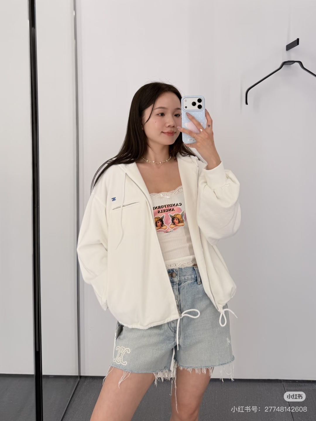 NO:923615,*26new White hooded jacket with blue logo embroidery has double chain head zipper design, and the blue logo embroidery on the chest is super recognizable. The loose and casual fit optimizes the body proportions~ Exclusively customized imported yb cotton material, the light terry fabric is soft and skin-friendly, and it is OK to wear alone or layered in early autumn!  Hood + zipper pocket, practical and fashionable, can be easily worn in daily casual or airport wear, you can grasp the French casual and high-end feel ~ 1:1 awesome version, the latest item for early autumn, look for the exclusive high version SML,, jackets & coats, hats,19860909*26new蓝色徽标刺绣白色连帽外套双链头拉链设计,胸口蓝标刺绣超有辨识度宽松休闲版型,优化身材比例～独家定制进口yb棉材质,轻薄毛圈面料柔软亲肤,初秋单穿或内搭都很OK！连帽+拉链口袋,实用又时髦,日常休闲、机场穿搭都能轻松驾驭,法式随性高级感拿捏住啦～1:1超赞版型,早秋最新单品 认准独家高版本 SML,,jackets & coats,hats,,Women's clothing