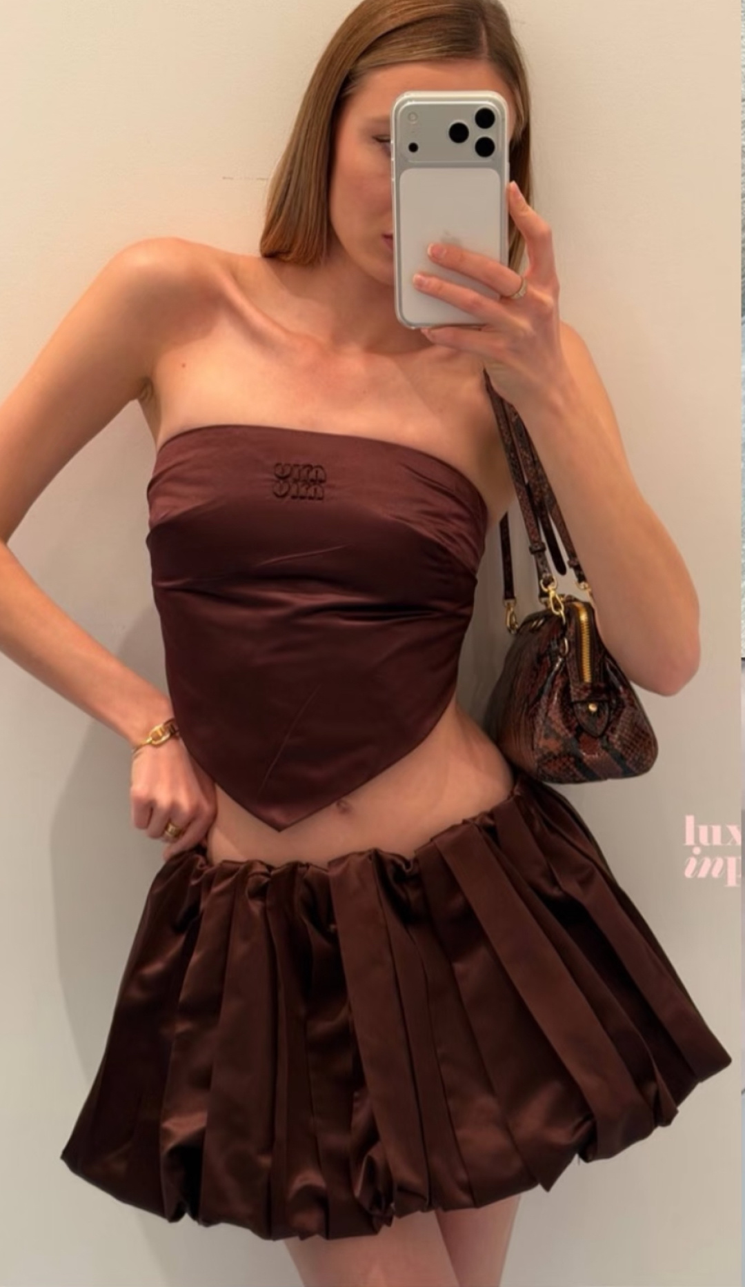 NO:930376,*26new Italy June new chocolate brown triangle tube top with delicate and soft satin luster comes with a noble filter, easily interpreting the femininity and sophistication of an Italian girl ~ Exclusively customized imported yb mulberry silk material, brand logo letter design on the chest to highlight the recognition, the triangle hem tailoring cleverly outlines the slender curves, the back sheepskin lace design adds more dressing details, the minimalist design upper body is loose and sultry, it is an irreplaceable item with a rich atmosphere in the wardrobe!  1:1 awesome version, the latest spring and summer items. Look for the exclusive high version SML,, sheepskin,19860909*26new意大利六月新款巧克力棕三角抹胸上衣细腻柔光缎面光泽自带显贵滤镜,轻松演绎意式少女的柔媚与精致～独家定制进口yb桑蚕丝材质,胸口品牌徽标字母设计,彰显辨识度,三角下摆剪裁巧妙勾勒出纤细曲线,后背羊皮系带设计增添更多穿搭细节,极简设计上身松弛又撩人,是衣橱不可替代的千金氛围感单品！1:1超赞版的,春夏最新单品 认准独家高版本 SML,,sheepskin,,Women's clothing