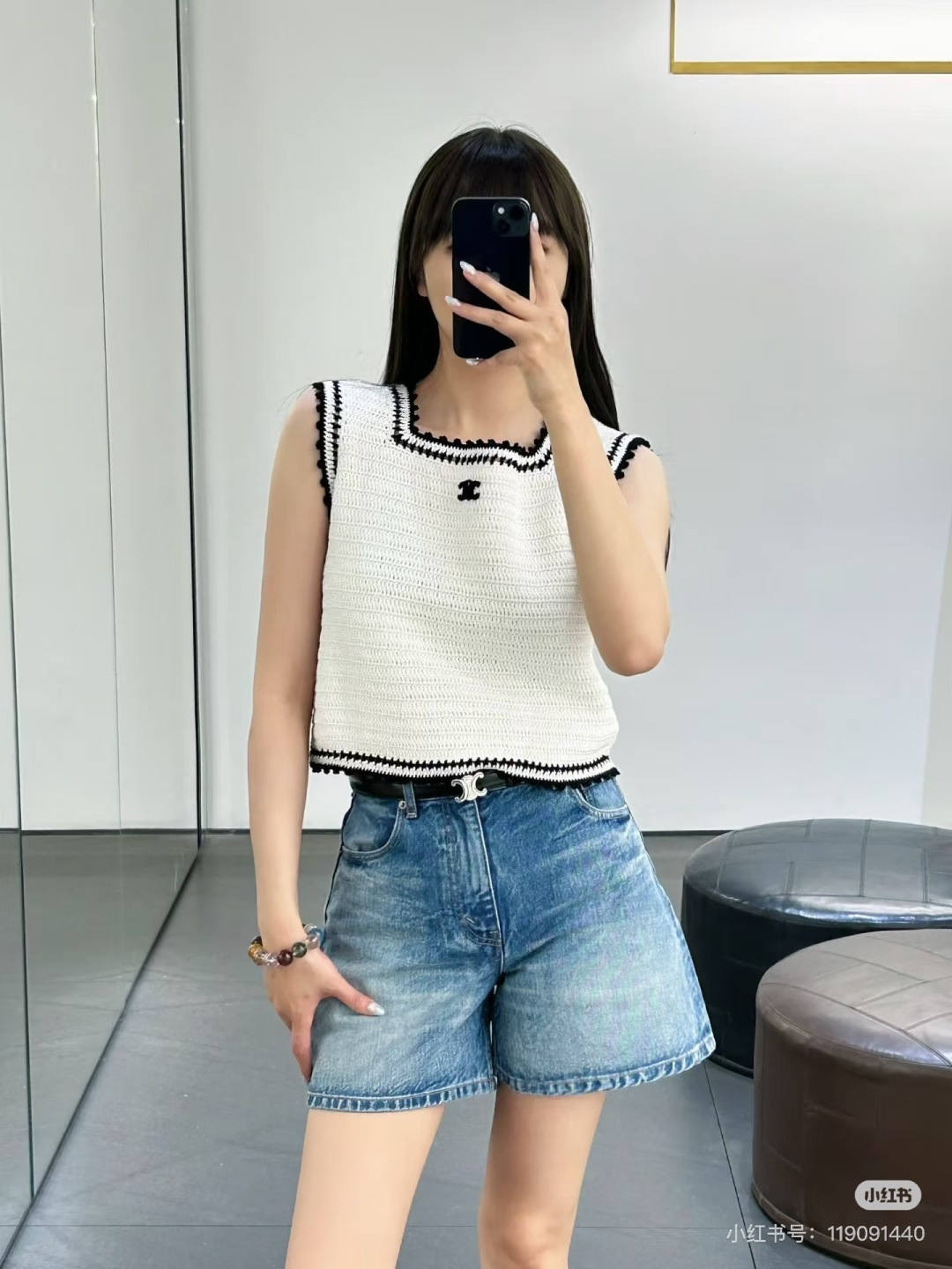 NO:951757,*26new Contrast color logo embroidered crochet knitted vest with white main color + black lace, simple and exquisite!  Soft knitted fabric, breathable and comfortable, perfect for summer ~ Exclusive beaded imported yb cotton material, sleeveless design, refreshing and neat, the classic Arc de Triomphe logo on the chest is very recognizable. Full of crochet lace details, full of retro feel, paired with high-waisted jeans or skirts, you can easily get an elegant and casual style, which is OK for daily outings and vacations!  1:1 awesome version, the latest spring and summer items, look for the exclusive high version SML,,skirts,jeans,19860909*26new撞色徽标刺绣钩针针织背心白色主色+黑色花边,简约又精致！柔软针织面料,透气舒适,夏天穿超合适～独家钉珠进口yb棉材质,无袖设计清爽利落,胸前经典凯旋门徽标志超有辨识度.钩针花边细节满满,复古感拉满,搭配高腰牛仔裤或半裙,轻松get优雅休闲风,日常出街、度假都很OK！1:1超赞版型,春夏最新单品 认准独家高版本 SML,,skirts,jeans,,Women's clothing