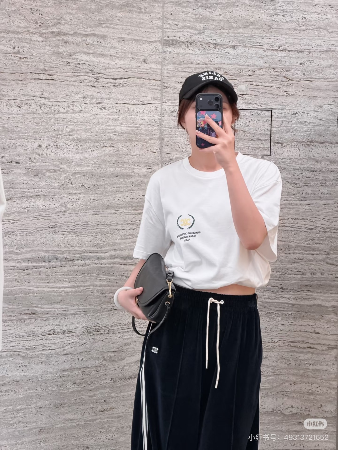 NO:947131,*26new Contrast color letter embroidery round neck short-sleeved brand logo + 'Welcome to the home of CELINE' on the chest, simple and recognizable!  The same wide-fitting upper body for men and women, no pressure!  Exclusively customized imported yb cotton material, the loose-fitting upper body is fashionable and covers the flesh, and the loose cuffs modify the arm lines. It is super friendly to the figure~ It can be easily controlled for daily commuting and leisure. It is versatile to wear alone or as an inner layer, and you can easily get the American retro style!  1:1 awesome version, the latest spring and summer items, look out for the exclusive high version SML, celine, T-shirt,19860909*26new撞色字母刺绣圆领短袖胸前品牌标志+“欢迎来到CELINE之家”字样,简约又有辨识度！男女同款阔型上身无压力！独家定制进口yb棉材质,宽松版型上身遮肉又时髦,宽松袖口修饰手臂线条,对身材超友好～日常通勤、休闲都能轻松驾驭,单穿或内搭都很百搭,轻松get美式复古风！1:1超赞版型,春夏最新单品,认准独家高版本 SML,,celine,T-shirt,,Women's clothing